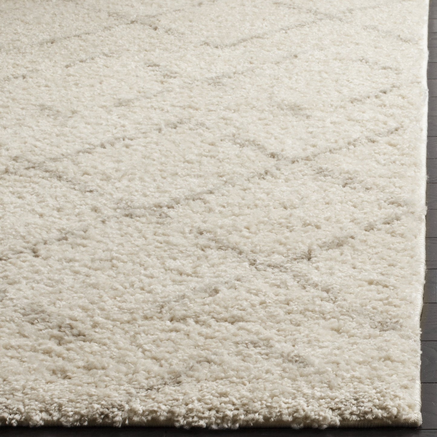 SAFAVIEH Arizona Shag Collection Area Rug - 5'1" x 7'6", Ivory & Beige, Moroccan Boho Design, Non-Shedding & Easy to Clean, Ideal for Living Room, Bedroom, Dining Space (ASG743A)
