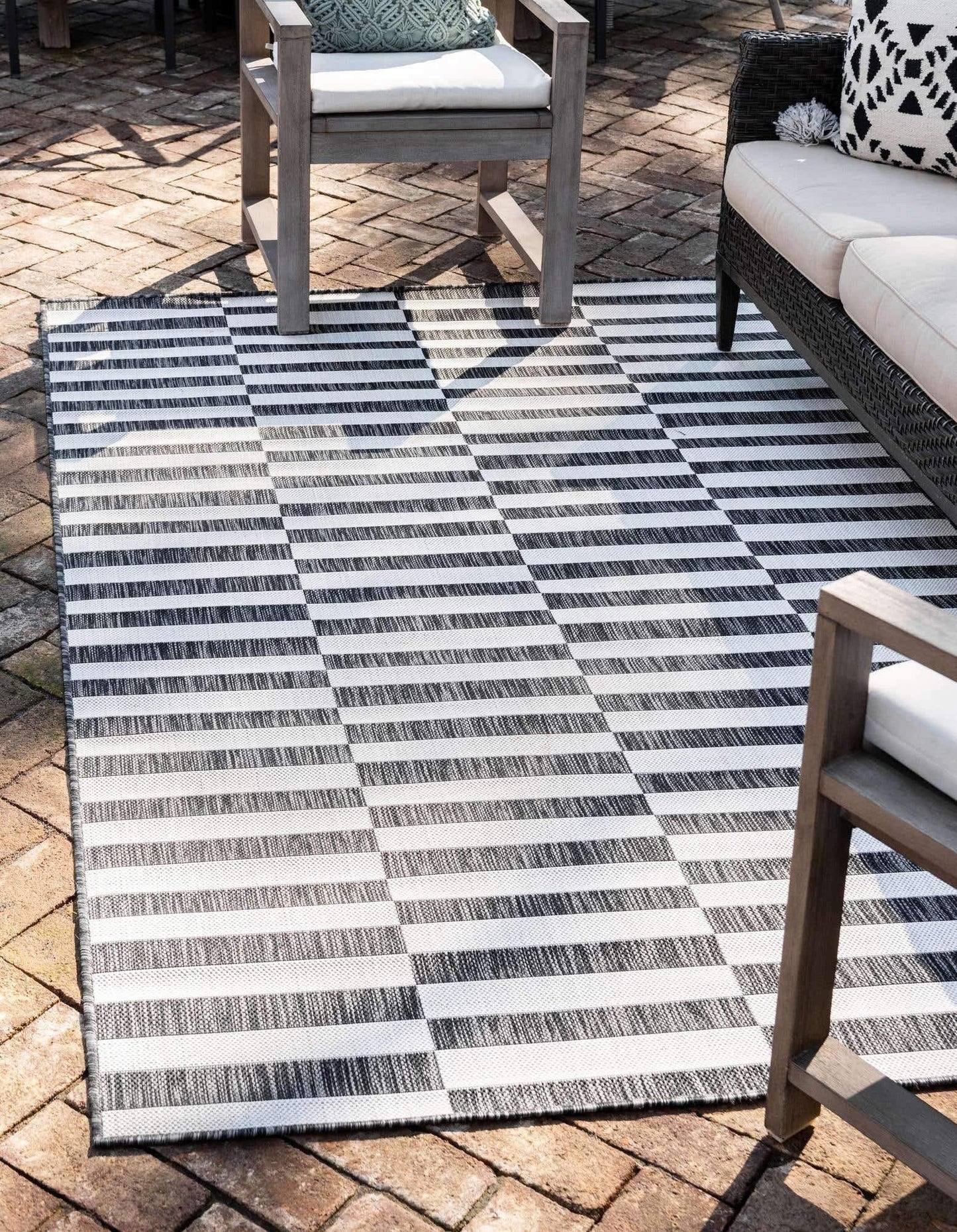Unique Loom Outdoor Striped Collection Area Rug - Striped (7' 1" x 10' Rectangle, Charcoal/Ivory)
