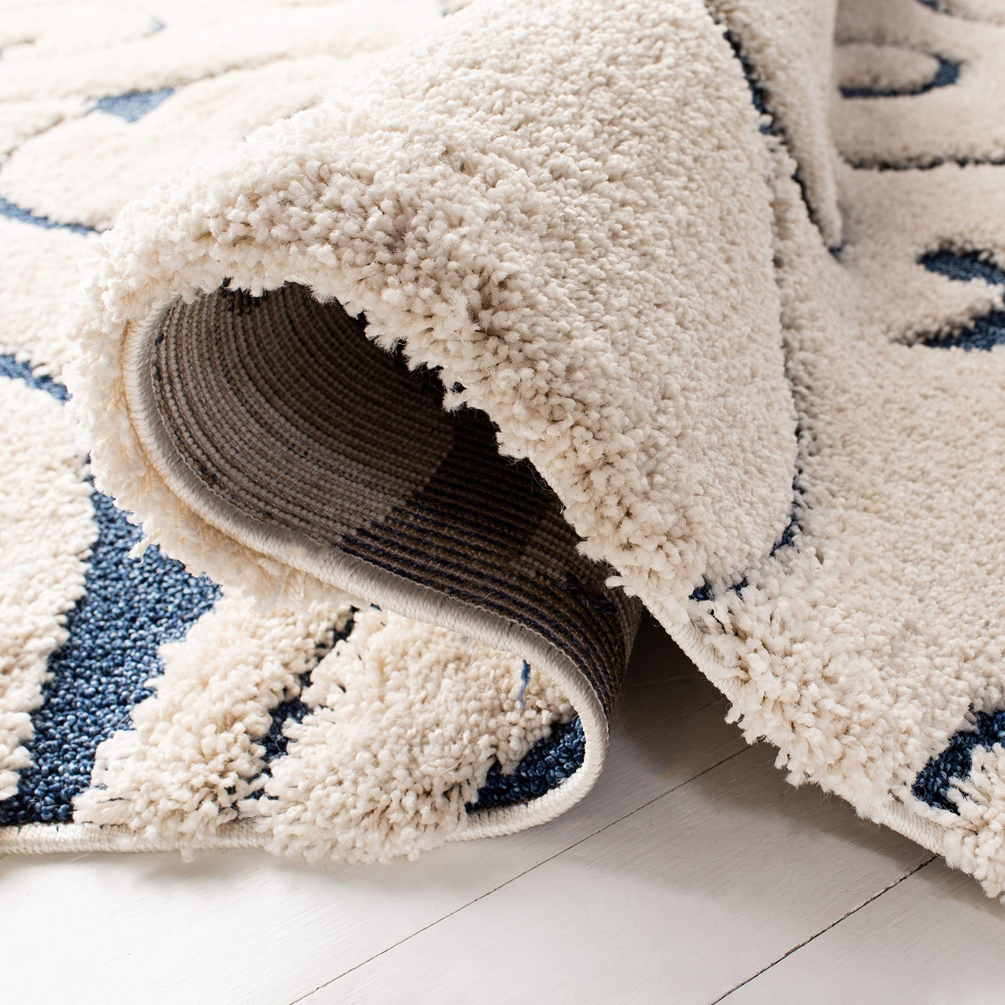 SAFAVIEH Florida Shag Collection Area Rug - 5'3" x 7'6", Cream & Blue, Scroll Design, Non-Shedding & Easy to Clean, High-Low Plush Pile, Ideal for Living Room, Bedroom, Dining Space (SG455-1165)