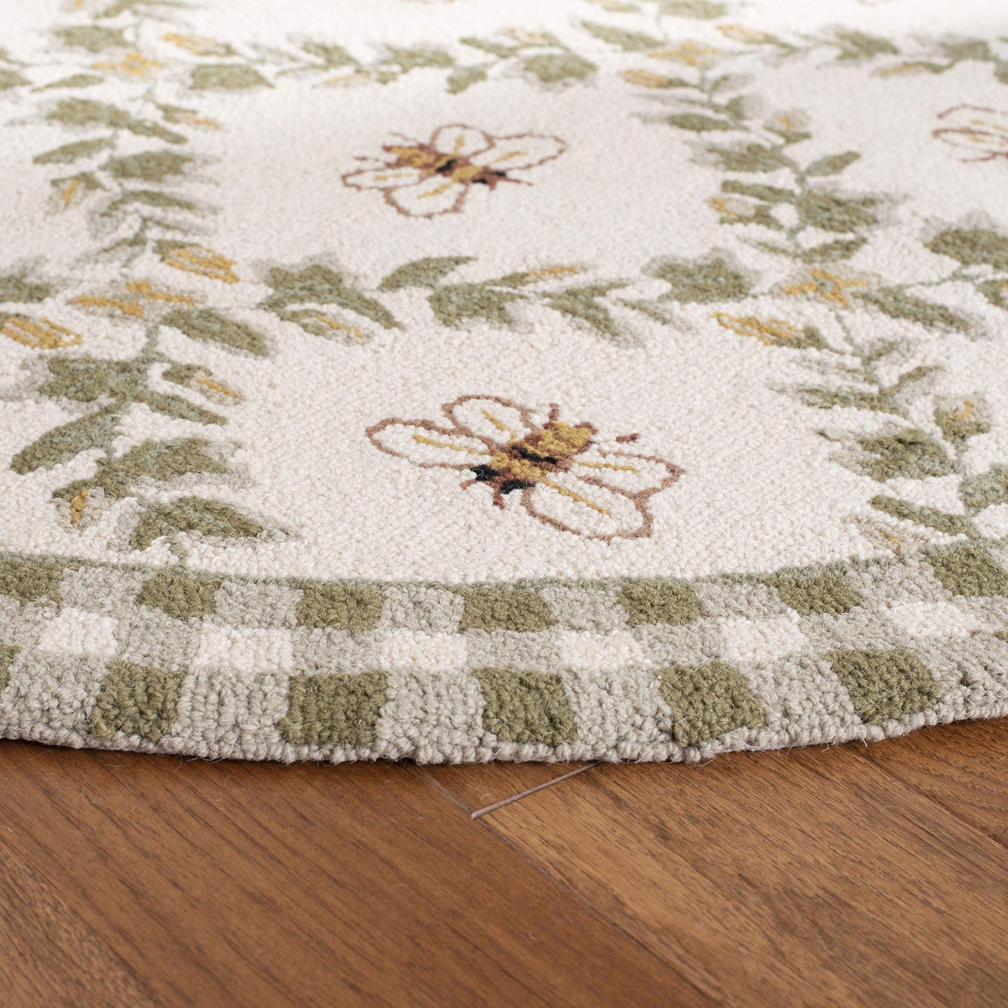 SAFAVIEH Chelsea Collection Area Rug - 4'6" x 6'6" Oval, Ivory & Green, Hand-Hooked French Country Wool, Ideal for High Traffic Areas in Living Room, Bedroom (HK55A)