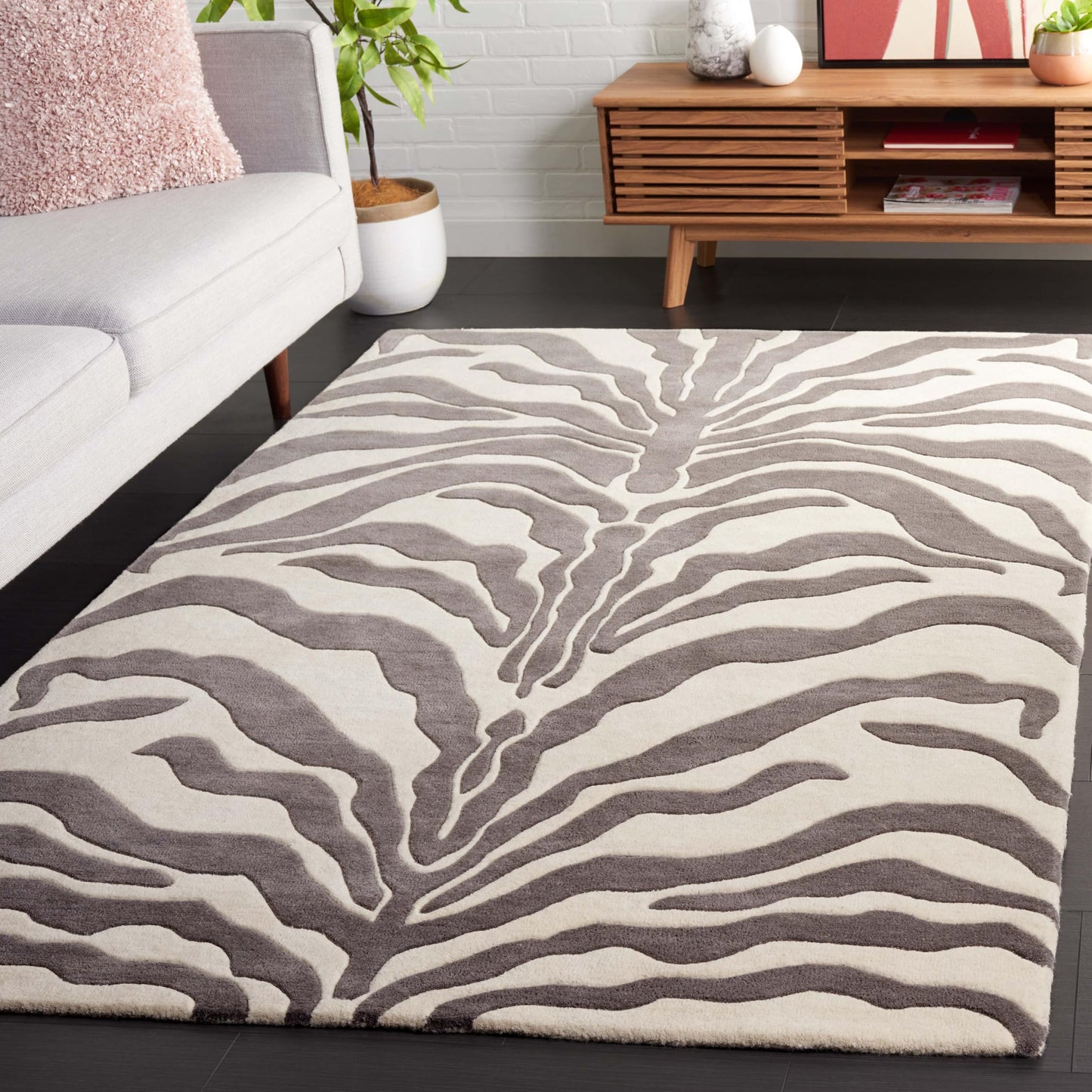 SAFAVIEH Soho Collection Area Rug - 6' x 9', Ivory & Grey, Handmade Wool, Ideal for High Traffic Areas in Living Room, Bedroom, Dining (SOH975F-6)