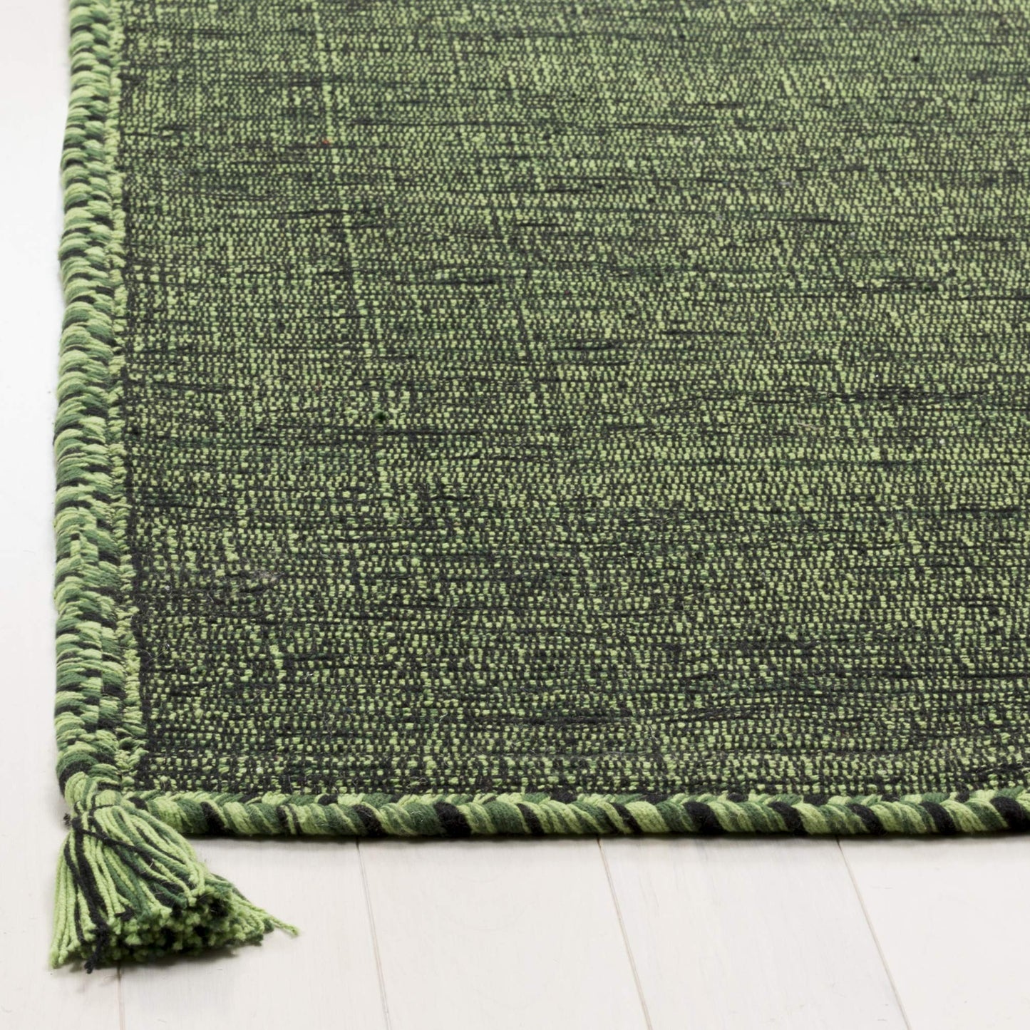 SAFAVIEH Montauk Collection Accent Rug - 4' x 6', Green & Black, Handmade Flat Weave Cotton Corner Tassel, Ideal for High Traffic Areas in Entryway, Living Room, Bedroom (MTK150Y)