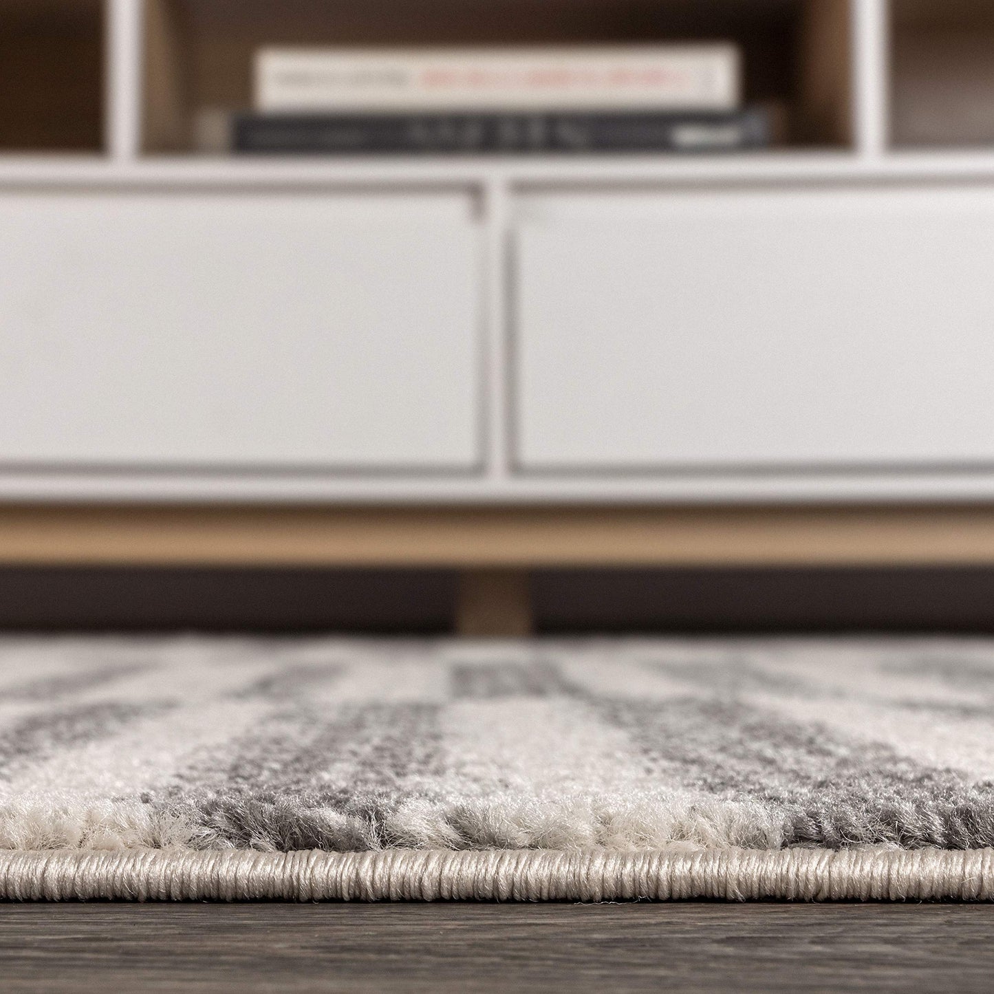 JONATHAN Y Lyla Offset Stripe Gray/Cream Indoor Area Rug, 4x6, Contemporary, Modern, Easy-Cleaning for Living Room, Bedroom, Kitchen, Pet Friendly, Non-Shedding (MOH204A-4)