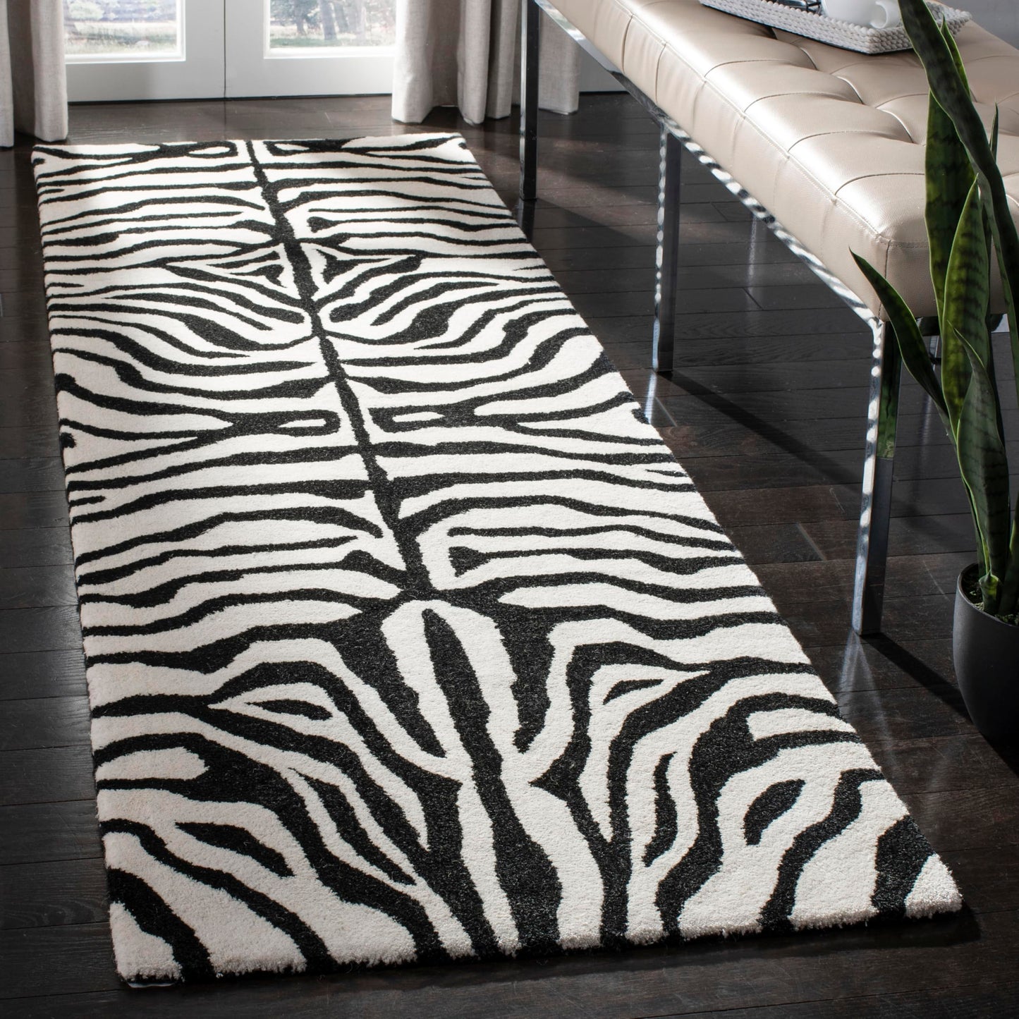 SAFAVIEH Soho Collection Runner Rug - 2'6" x 8', Black & White, Handmade Wool, Ideal for High Traffic Areas in Living Room, Bedroom (SOH435A)