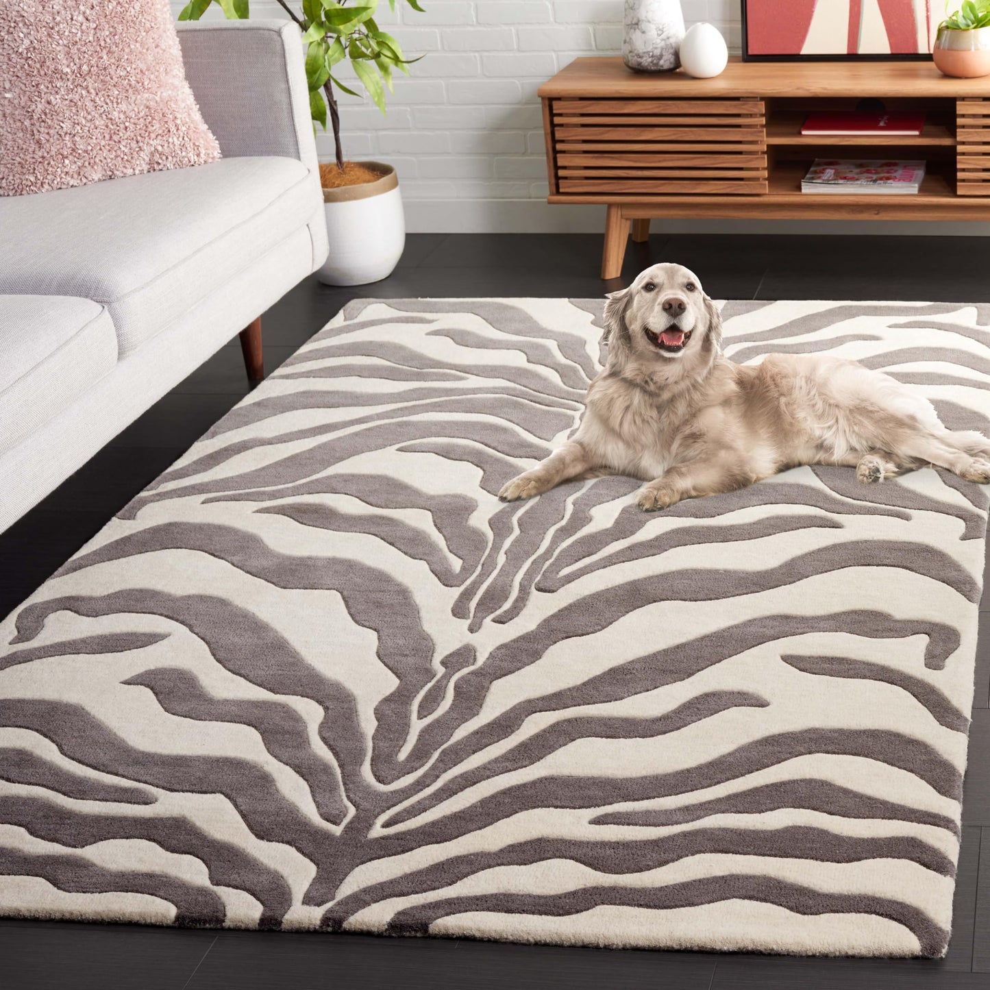 SAFAVIEH Soho Collection Area Rug - 6' x 9', Ivory & Grey, Handmade Wool, Ideal for High Traffic Areas in Living Room, Bedroom, Dining (SOH975F-6)
