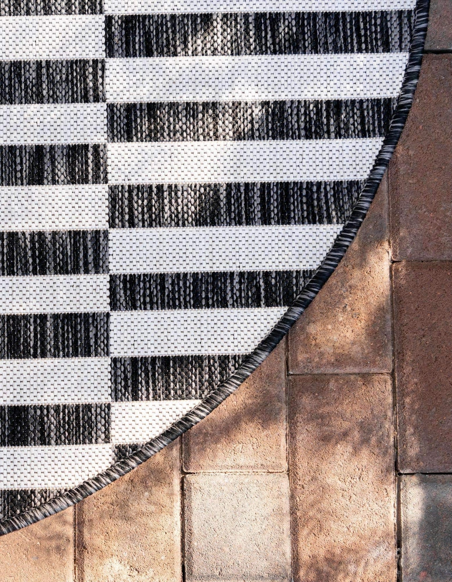 Unique Loom Outdoor Striped Collection Area Rug - Striped (4' 1" Round, Charcoal/Ivory)