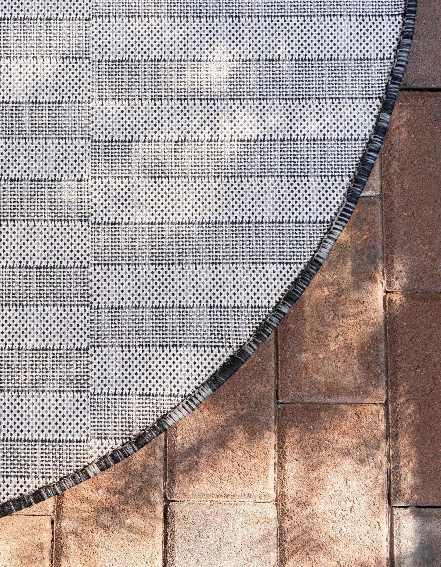 Unique Loom Outdoor Striped Collection Area Rug - Striped (4' 1" Round, Charcoal/Ivory)