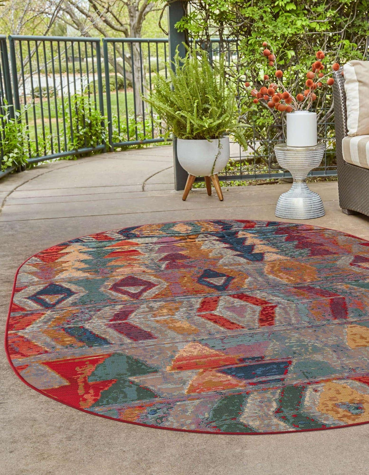 Unique Loom Outdoor Modern Collection Area Rug - Tamarindo (4' 1" x 6' 1" Oval Multi/Burgundy)