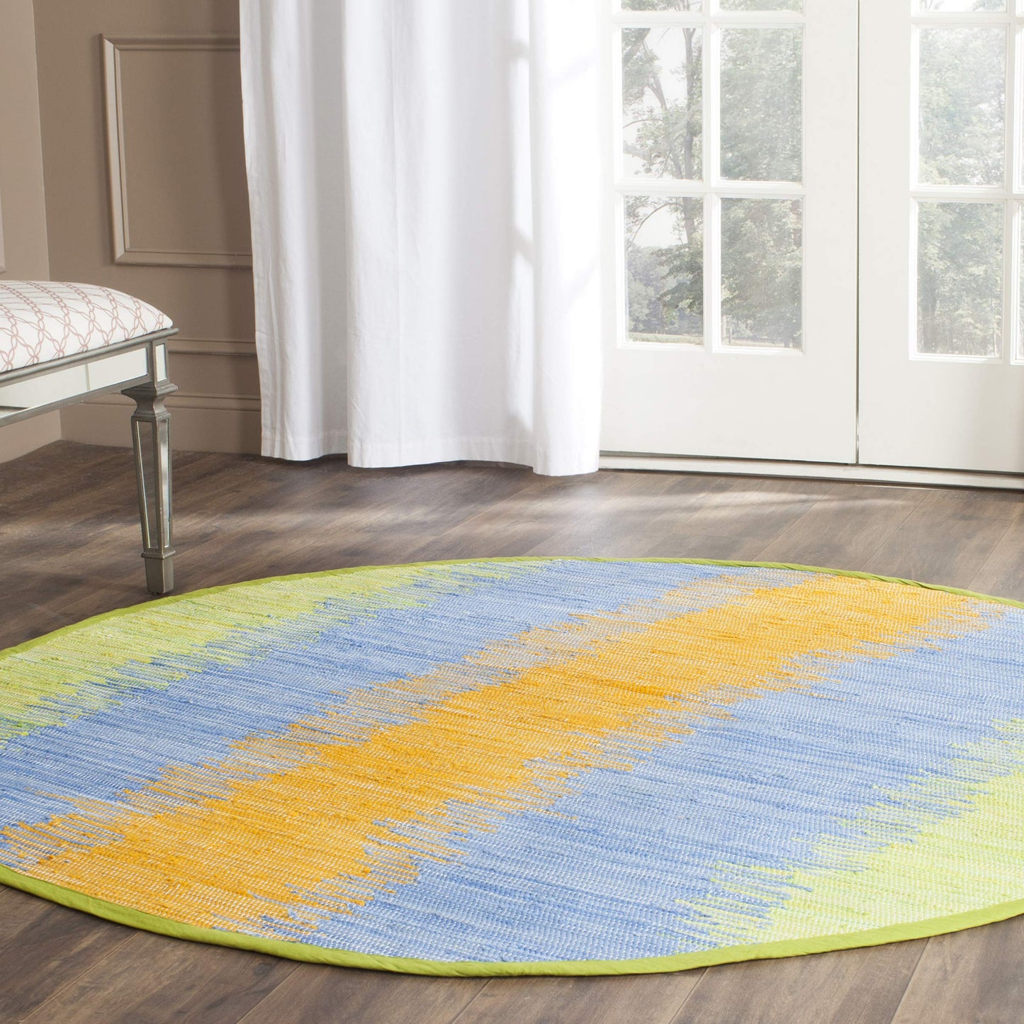 SAFAVIEH Montauk Collection Area Rug - 4' Round, Green & Gold, Handmade Stripe Fringe Cotton, Ideal for High Traffic Areas in Living Room, Bedroom (MTK710B)