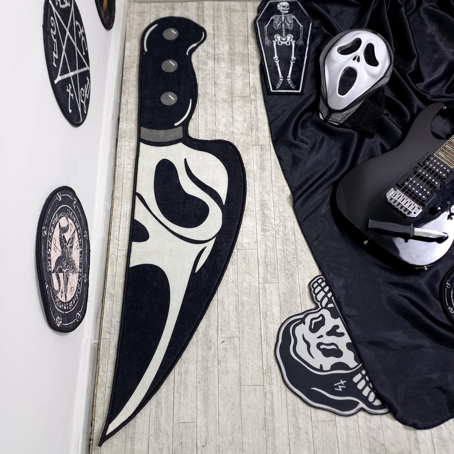 ZunaLoomA Scream Knife Horror Rug Movie Theater Room Bedside Man Cave Decor Non Slip Washable Carpet Spooky Mat (Classic)