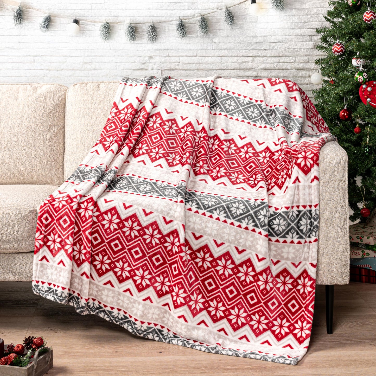 PAVILIA Christmas Throw Blanket | Holiday Christmas Red Fleece Blanket | Soft, Plush, Warm Winter Cabin Throw, 50x60 (Red Snowflakes)