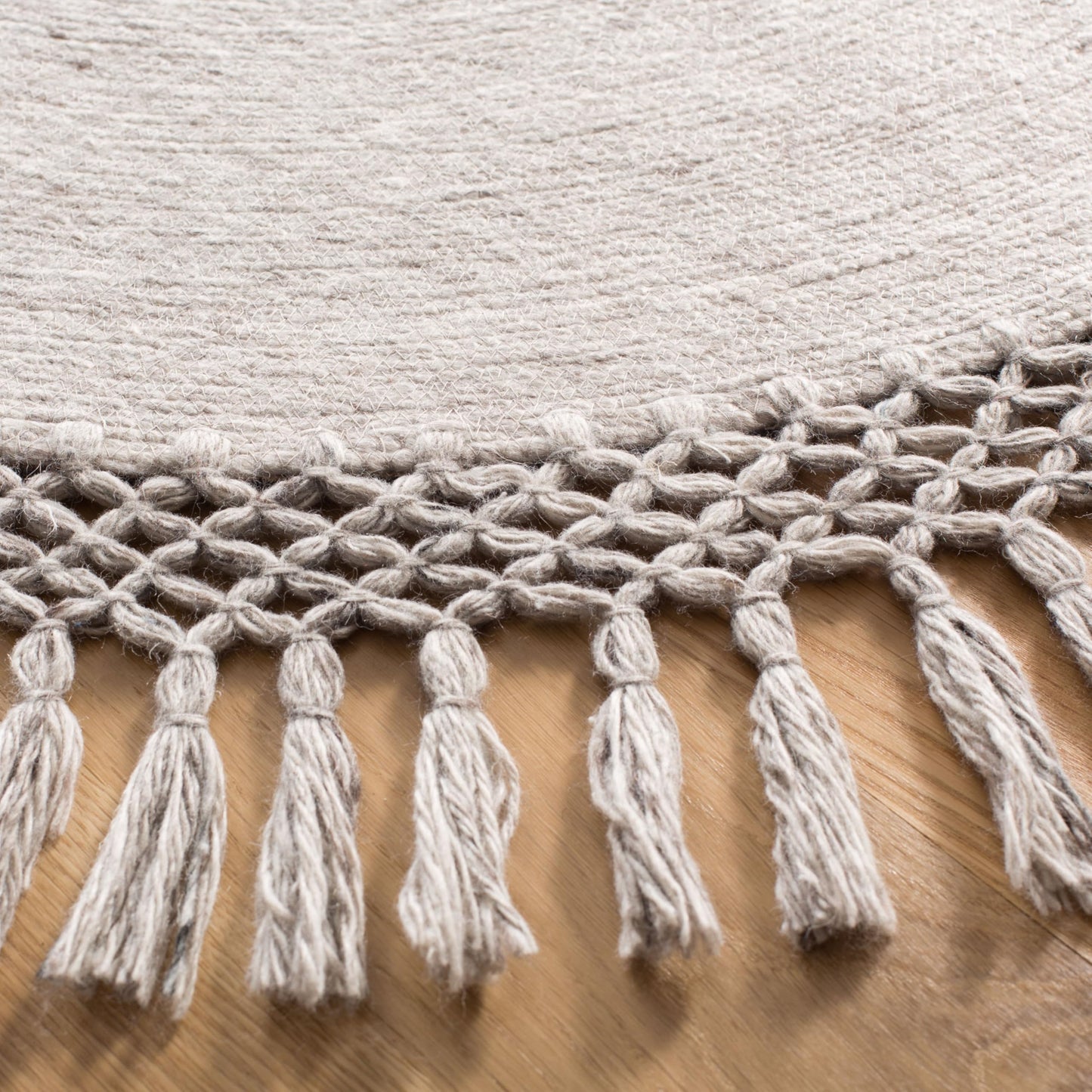 SAFAVIEH Sahara Collection Area Rug - 4' Round, Beige, Handmade Boho Tassel, Ideal for High Traffic Areas in Living Room, Bedroom (SAH490A)