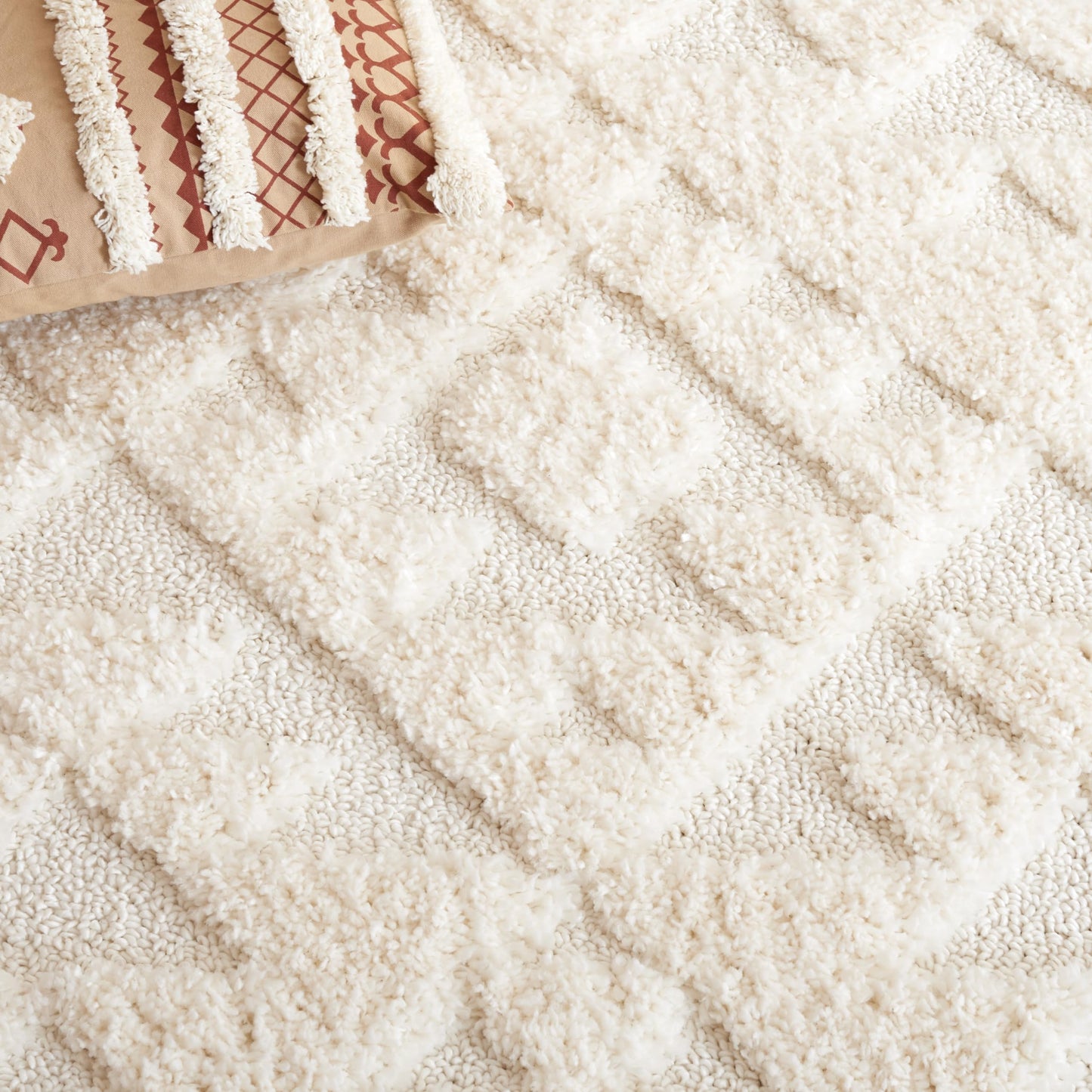 SAFAVIEH Area Rug 3x5 - Moroccan Tassel Shag Collection - Ivory, Non-Shedding & Easy to Clean, Plush High-Low Texture, Ideal for Living Room, Bedroom, Dining Space (MTS688C)