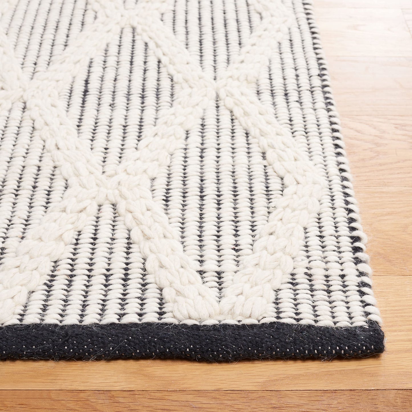 SAFAVIEH Natura Collection Area Rug - 6' x 9', Black & Ivory, Handmade Boho Farmhouse Trellis Wool, Ideal for High Traffic Areas in Living Room, Bedroom (NAT206Z)