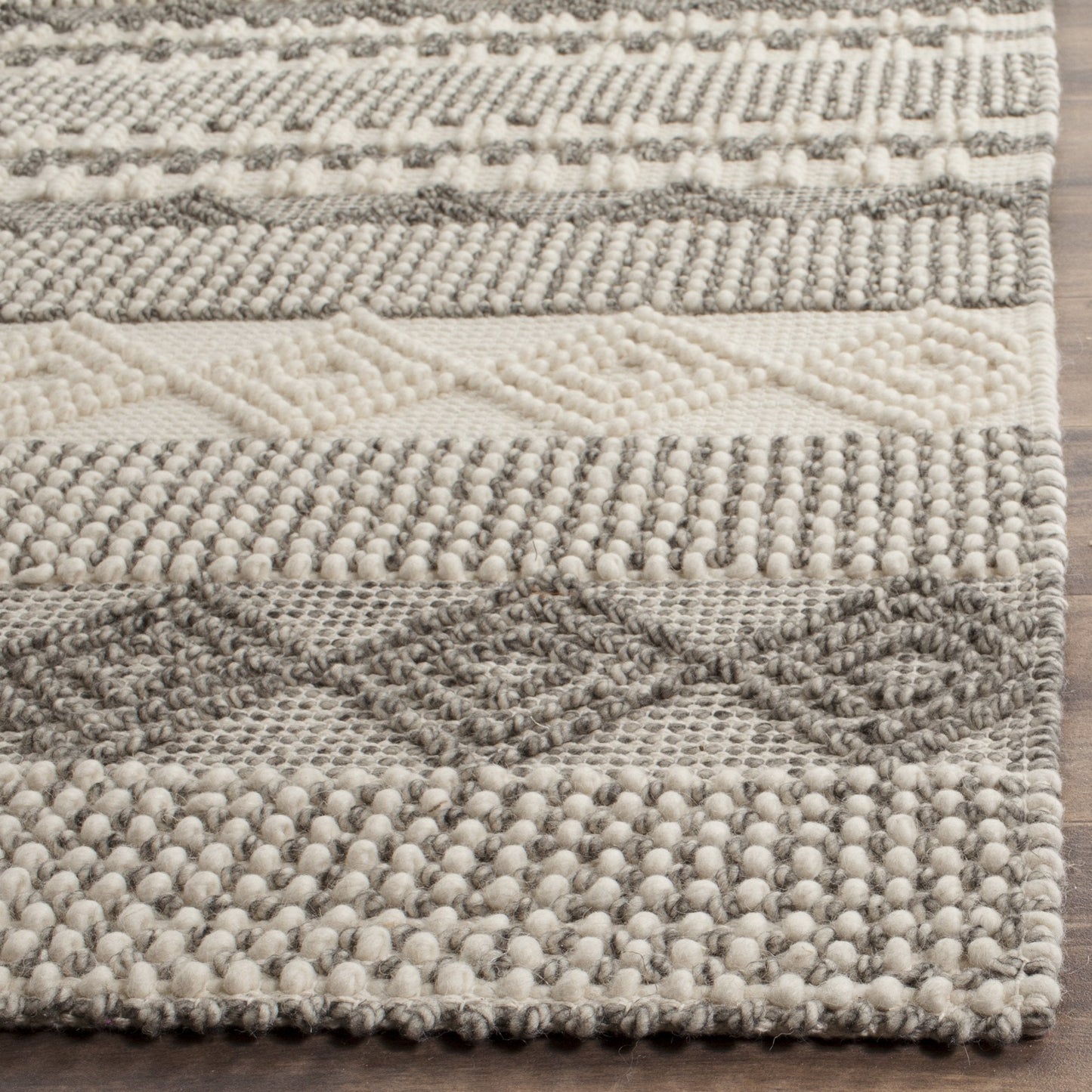 SAFAVIEH Natura Collection Area Rug - 5' x 8', Grey & Ivory, Handmade Moroccan Boho Tribal Wool & Cotton, Ideal for High Traffic Areas in Living Room, Bedroom (NAT102A)