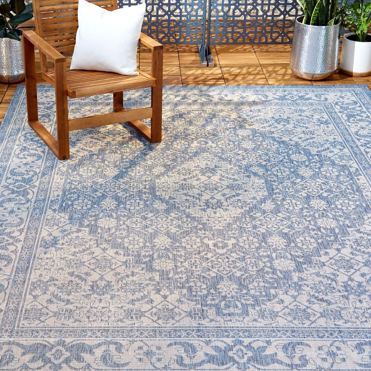 Nicole Miller New York Patio Country Dahlia Transitional Medallion Indoor/Outdoor Area Rug, Blue/Grey, 5'2"x7'2"