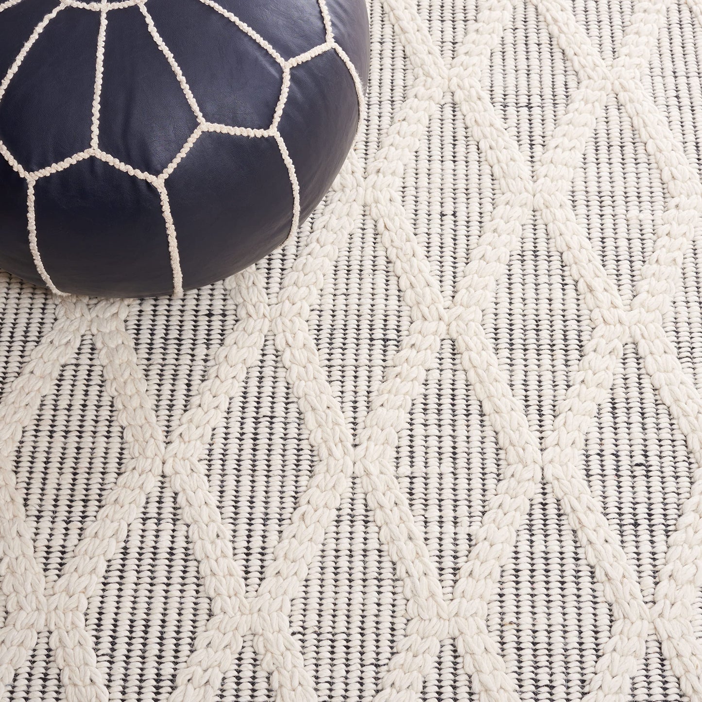SAFAVIEH Natura Collection Area Rug - 6' x 9', Black & Ivory, Handmade Boho Farmhouse Trellis Wool, Ideal for High Traffic Areas in Living Room, Bedroom (NAT206Z)
