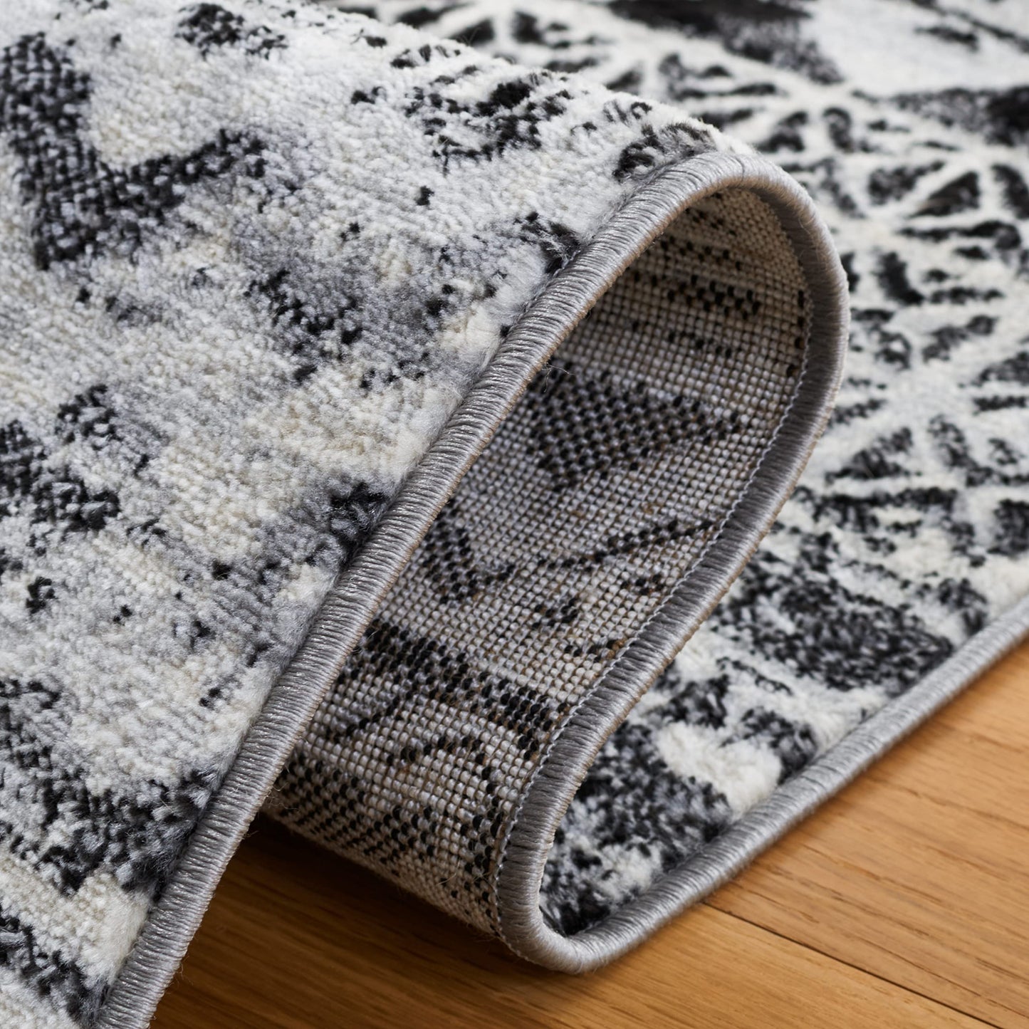 Safavieh Brentwood Collection Accent Rug - 4' x 6', Black & Ivory, Boho Tribal Distressed Design, Non-Shedding & Easy Care, Ideal for High Traffic Areas in Entryway, Living Room, Bedroom (BNT835Z)