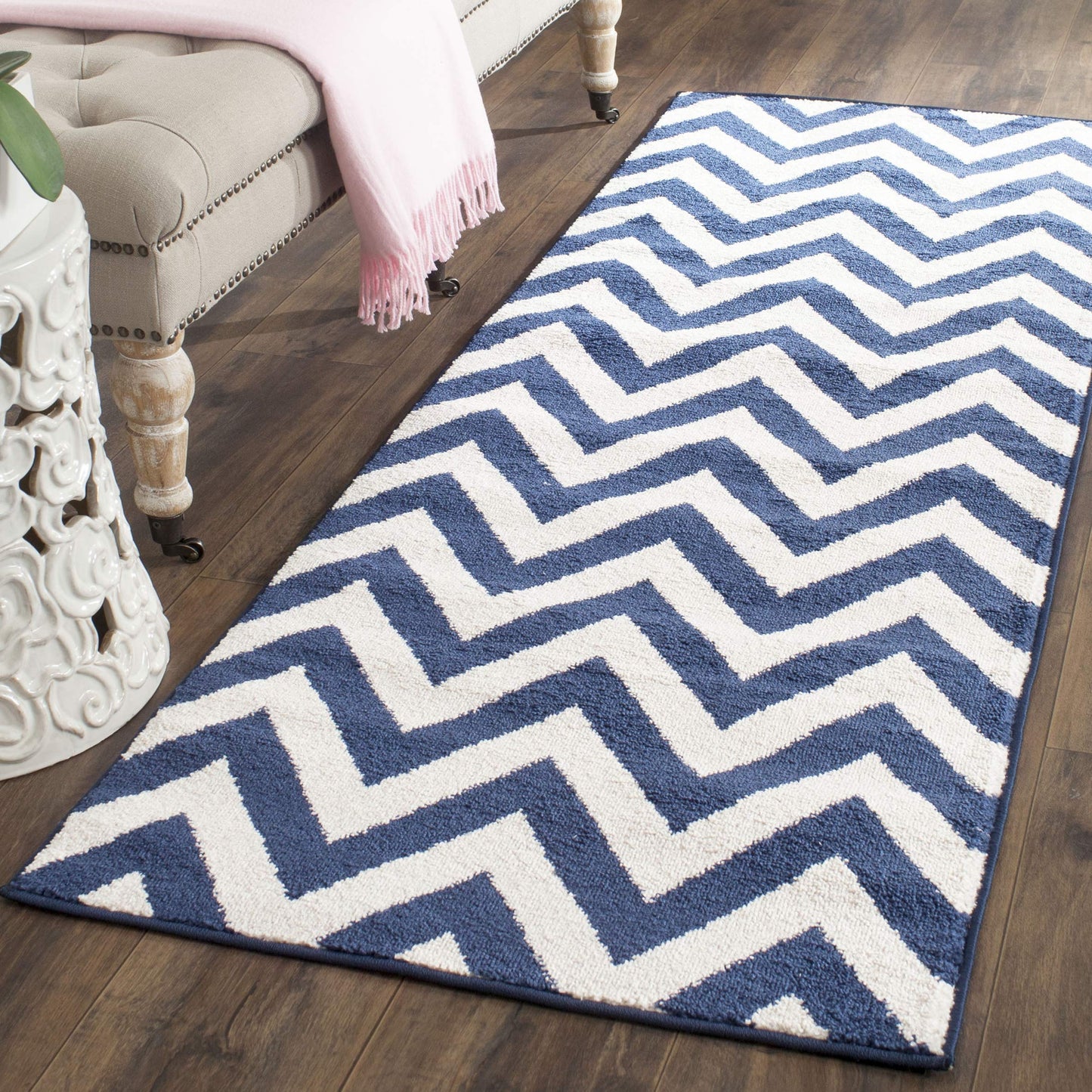 SAFAVIEH Amherst Collection Runner Rug - 2'3" x 7', Navy & Beige, Chevron Design, Non-Shedding & Easy Care, Ideal for High Traffic Areas in Living Room, Bedroom (AMT419P)