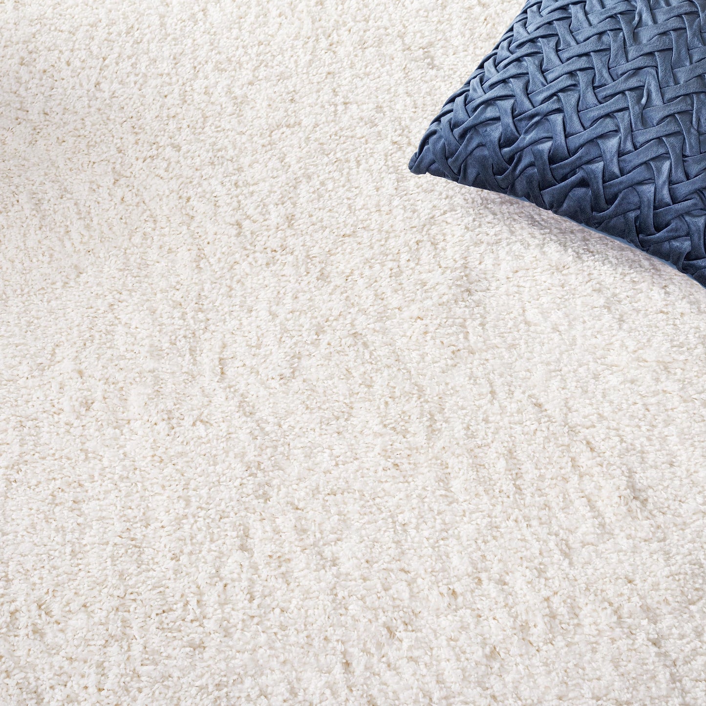 SAFAVIEH California Shag Collection Area Rug - 5'3" x 7'6", White, Non-Shedding & Easy to Clean, Ultra Plush Thick Pile, Ideal for Living Room, Bedroom, Dining Space (SG151-1010)