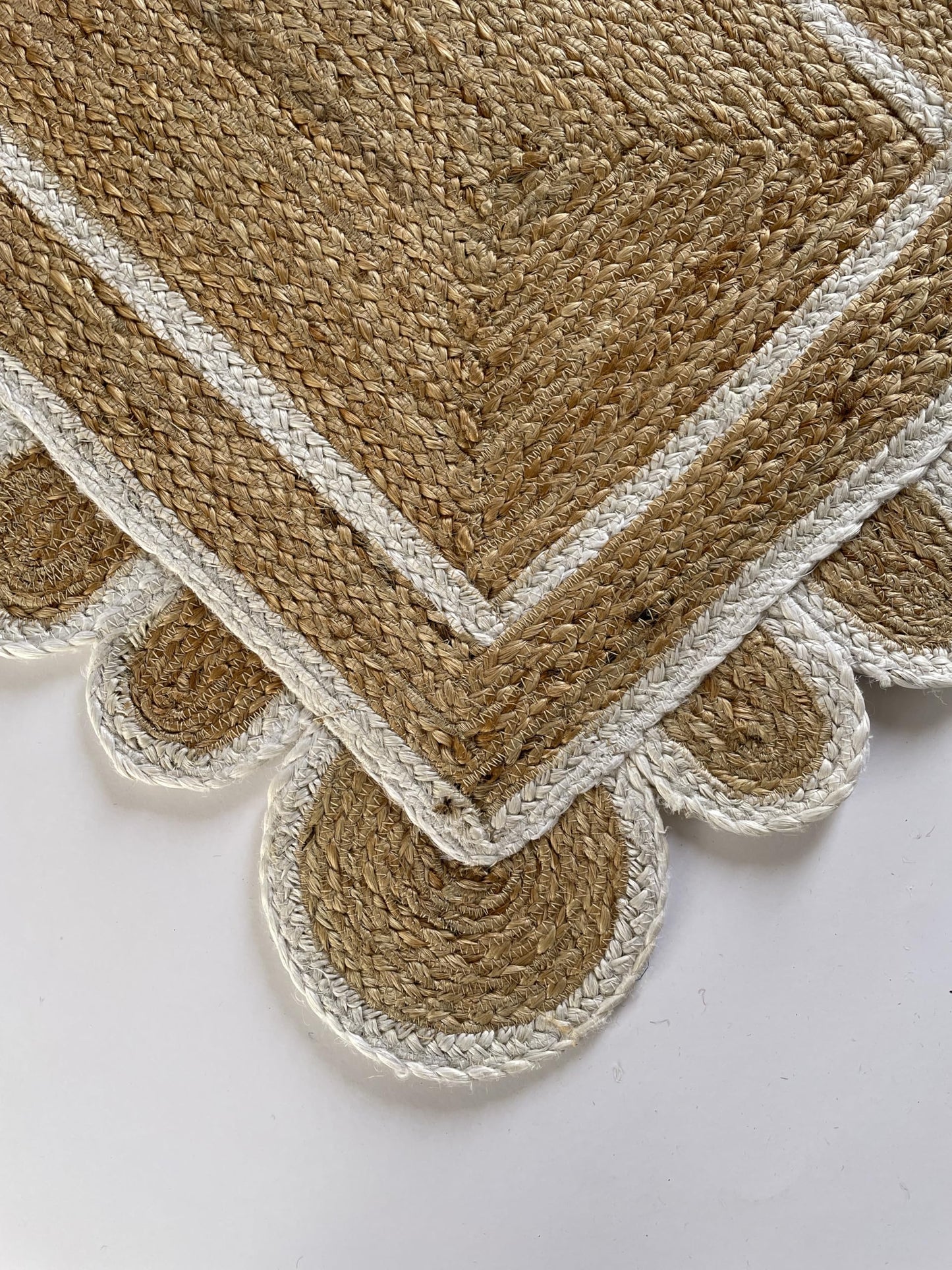 Scallop Pattern Jute Bohemian Area Rug (Off White, 2'x3')