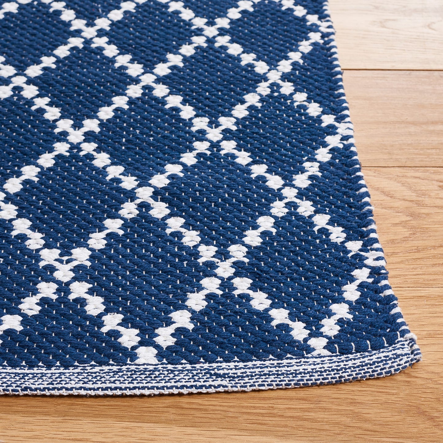 SAFAVIEH Montauk Collection Area Rug - 5' x 8', Navy & Ivory, Flat Weave Geometric Trellis Cotton Design, Easy Care, Ideal for High Traffic Areas in Living Room, Bedroom (MTK706N)