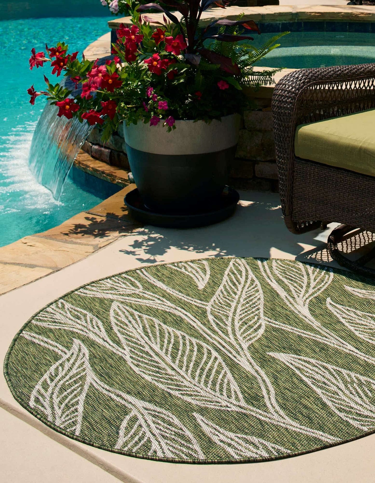 Unique Loom Outdoor Botanical Collection Area Rug - Leaf (5' 3" Round Green/Ivory)