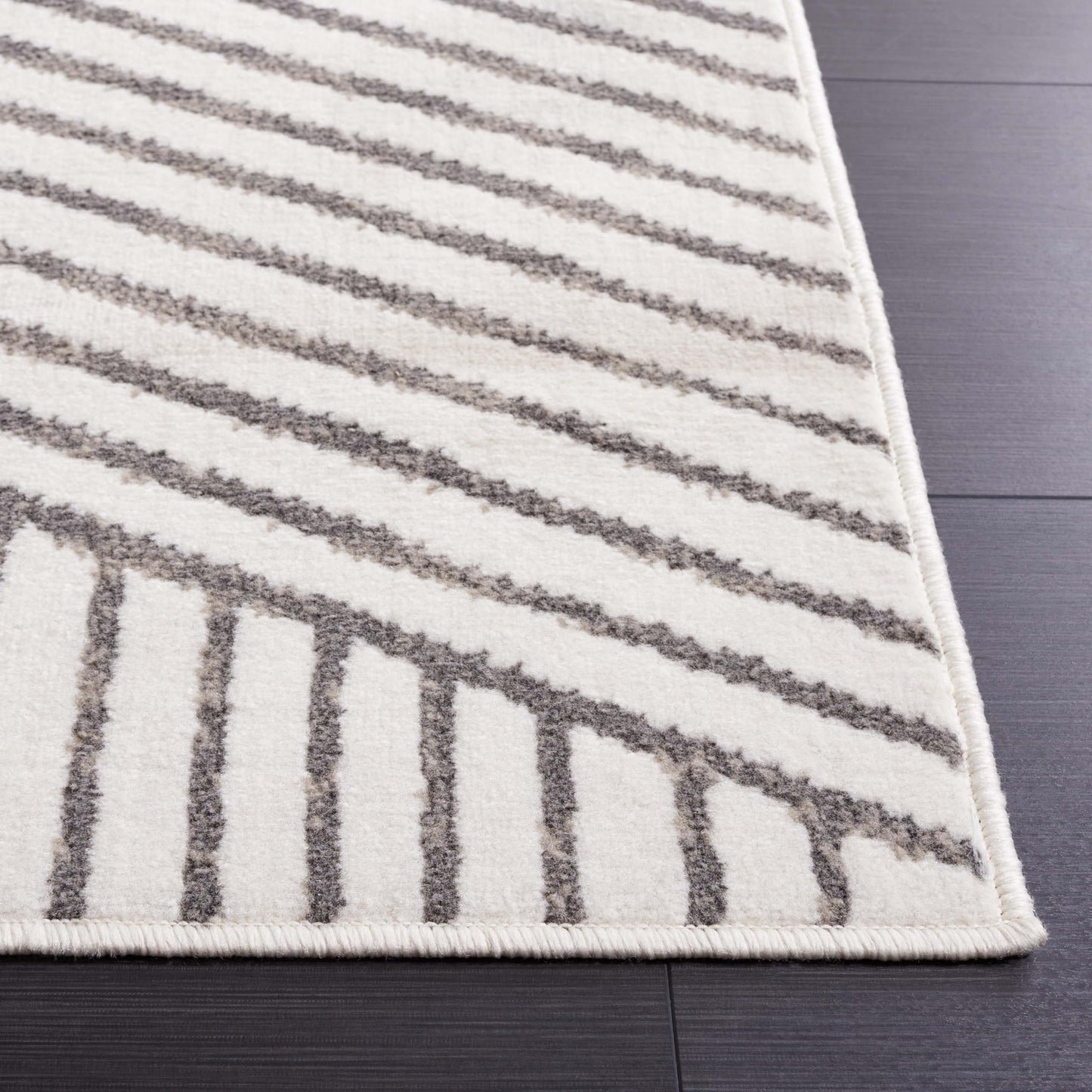 SAFAVIEH Pyramid Collection Area Rug - 4'5" x 6'5", Ivory & Grey, Modern Design, Ideal for High Traffic Areas in Living Room, Bedroom & Dining Room (PYR241A-4)