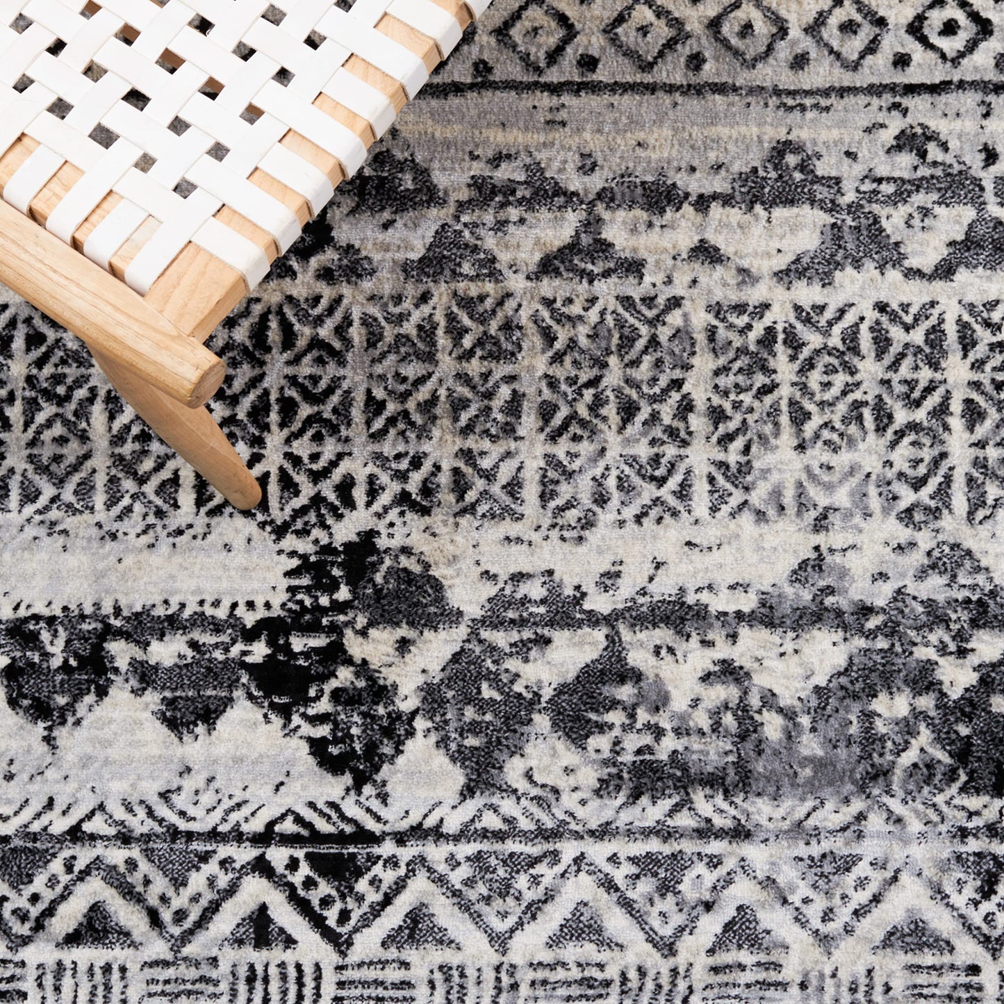 Safavieh Brentwood Collection Accent Rug - 4' x 6', Black & Ivory, Boho Tribal Distressed Design, Non-Shedding & Easy Care, Ideal for High Traffic Areas in Entryway, Living Room, Bedroom (BNT835Z)
