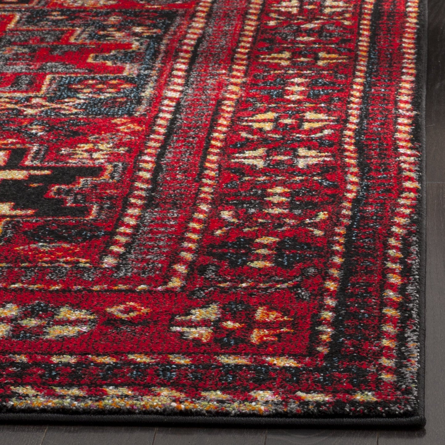 SAFAVIEH Vintage Hamadan Collection Area Rug - 4' Square, Red & Multi, Oriental Traditional Persian Design, Non-Shedding & Easy Care, Ideal for High Traffic Areas in Living Room, Bedroom (VTH213A)