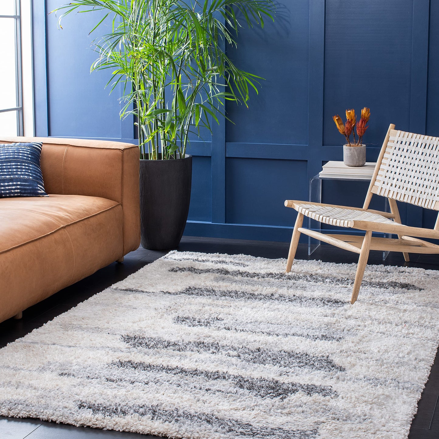 SAFAVIEH Fontana Shag Collection Accent Rug - 4' x 6', Grey & Ivory, Non-Shedding & Easy Care, 2-inch Thick Ideal for High Traffic Areas in Entryway, Living Room, Bedroom (FNT890F)