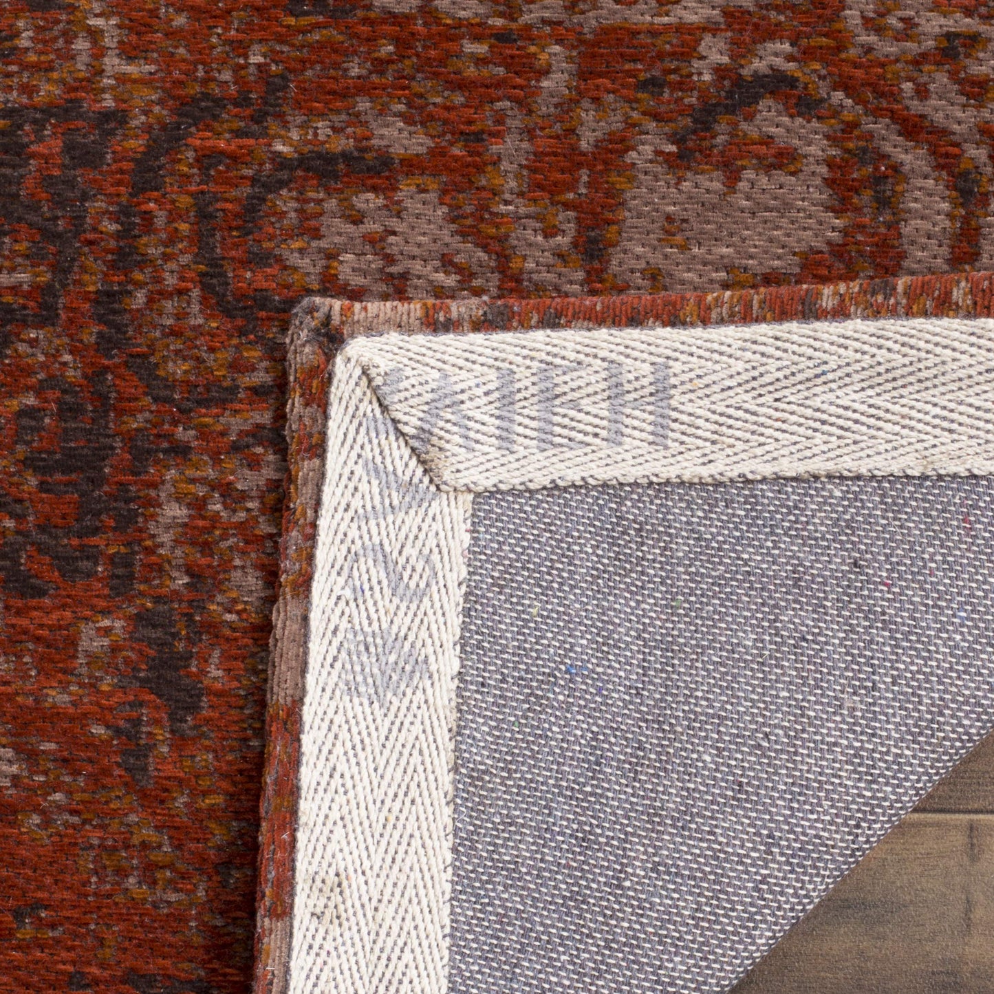 SAFAVIEH Classic Vintage Collection Accent Rug - 4' x 6', Rust & Brown, Distressed Design, Non-Shedding & Easy Care, Ideal for High Traffic Areas in Entryway, Living Room, Bedroom (CLV222A)