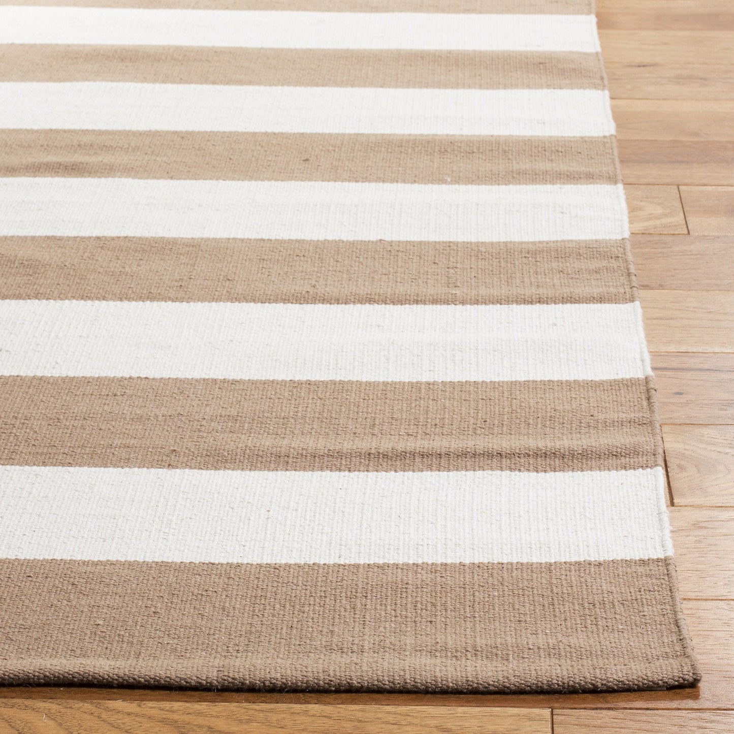 SAFAVIEH Montauk Collection Accent Rug - 2'6" x 4', Sand & Ivory, Handmade Flatweave Cotton, Woven Texture, Farmhouse Stripe Pattern, Ideal for Entryway, Front Door, Bathroom, Foyer (MTK712M)