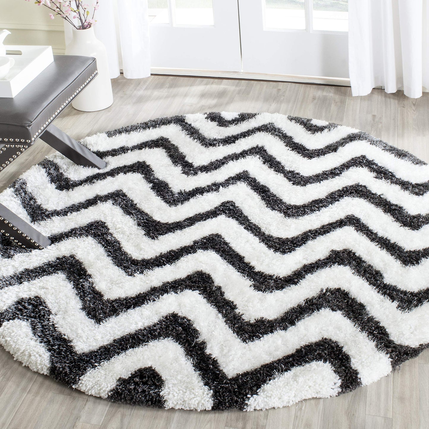 SAFAVIEH Barcelona Shag Collection Area Rug - 5' Round, Graphite & Ivory, Handmade Chevron, 1.75-inch Thick Ideal for High Traffic Areas in Living Room, Bedroom (BSG320D)