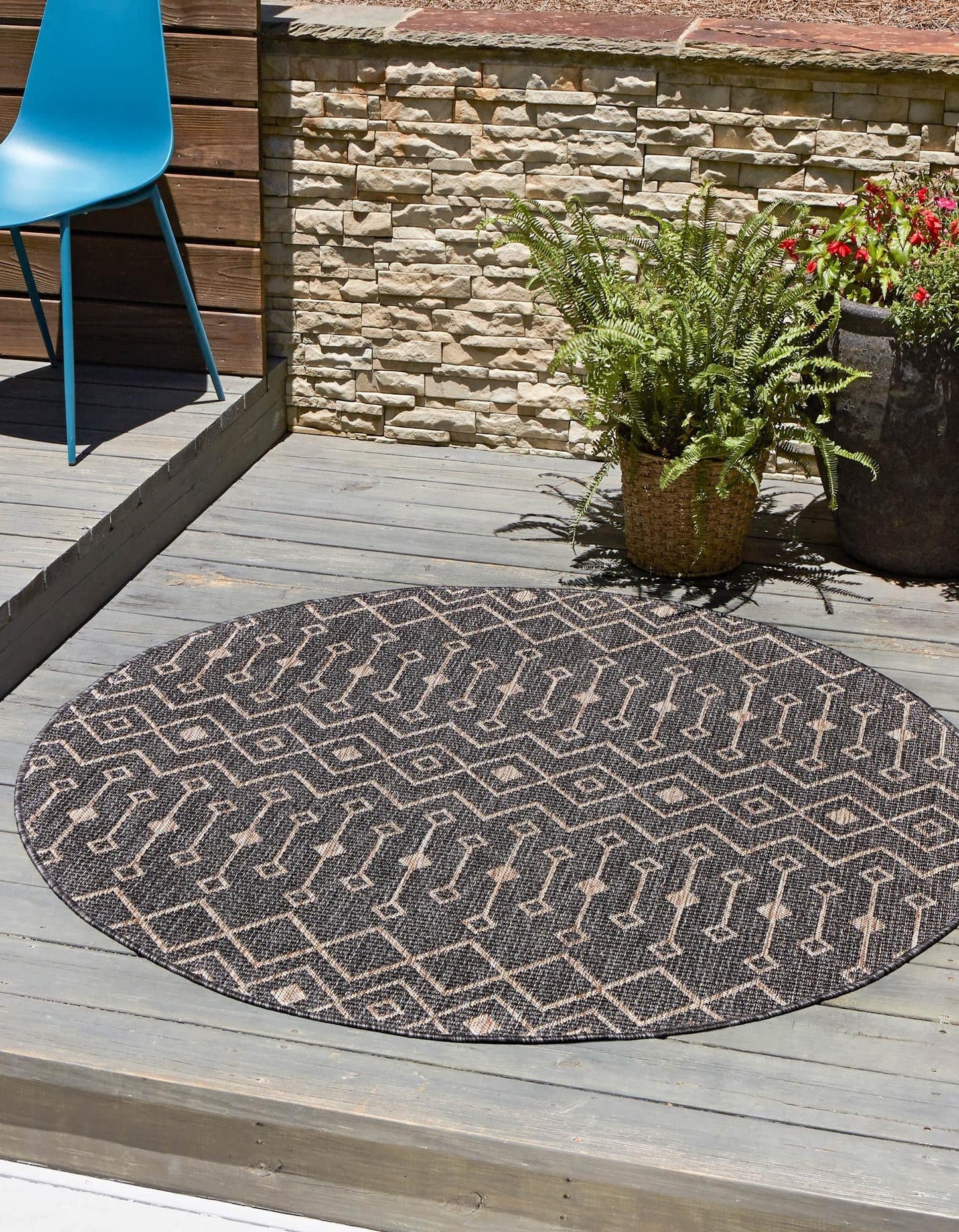 Unique Loom Outdoor Trellis Collection Area Rug - Tribal Trellis (5' 3" Round, Charcoal Gray/ Natural)