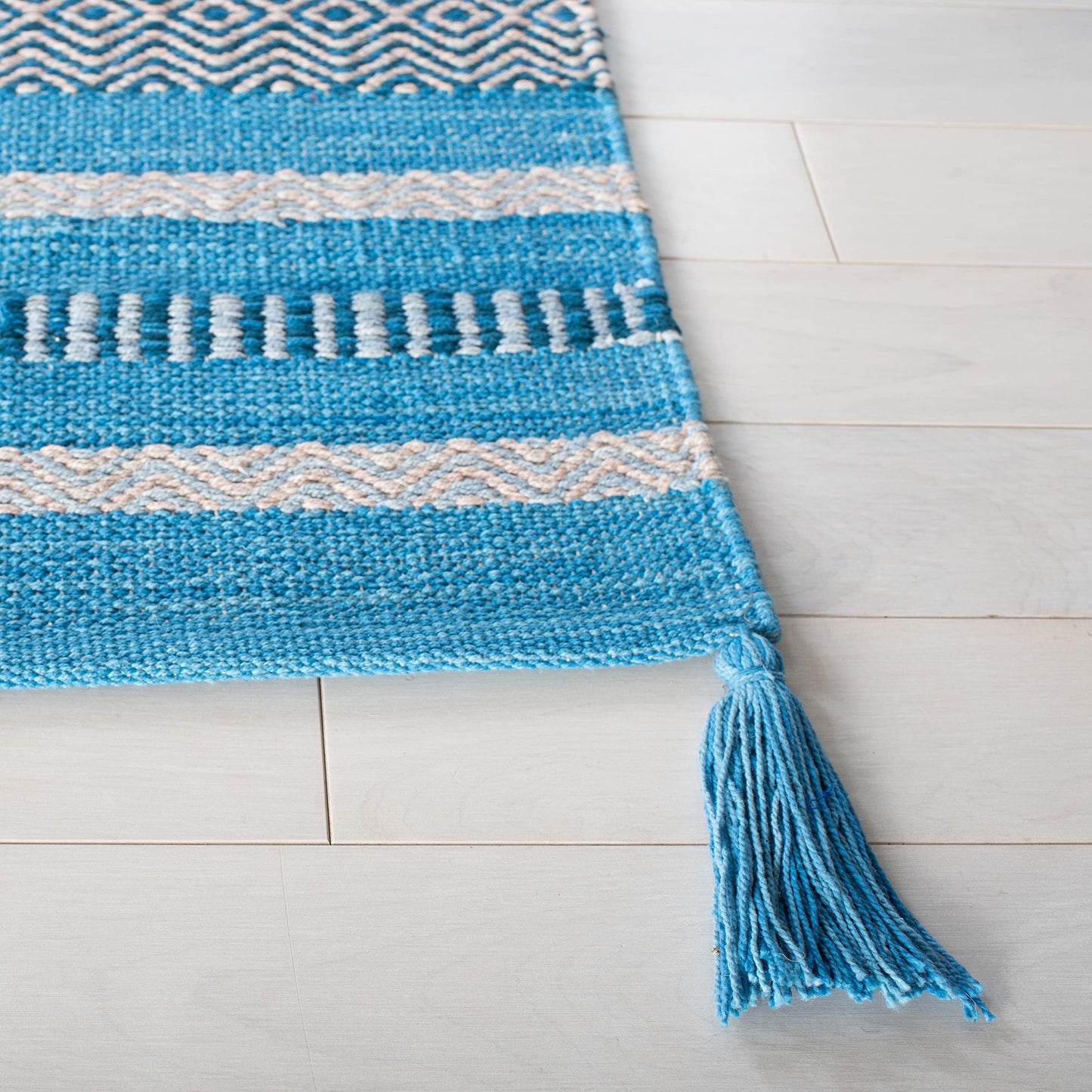 SAFAVIEH Montauk Collection Accent Rug - 4' x 6', Blue & Grey, Handmade Flat Weave Cotton, Ideal for High Traffic Areas in Entryway, Living Room, Bedroom (MTK215M)
