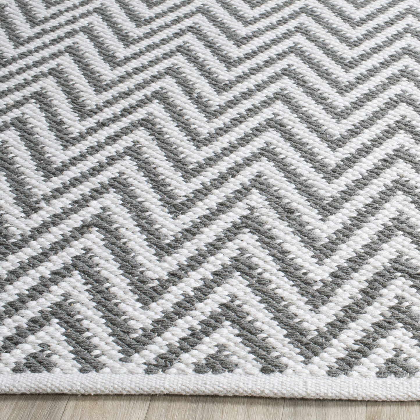 SAFAVIEH Montauk Collection Area Rug - 5' x 7', Grey & Ivory, Handmade Chevron Cotton, Ideal for High Traffic Areas in Living Room, Bedroom (MTK812A)