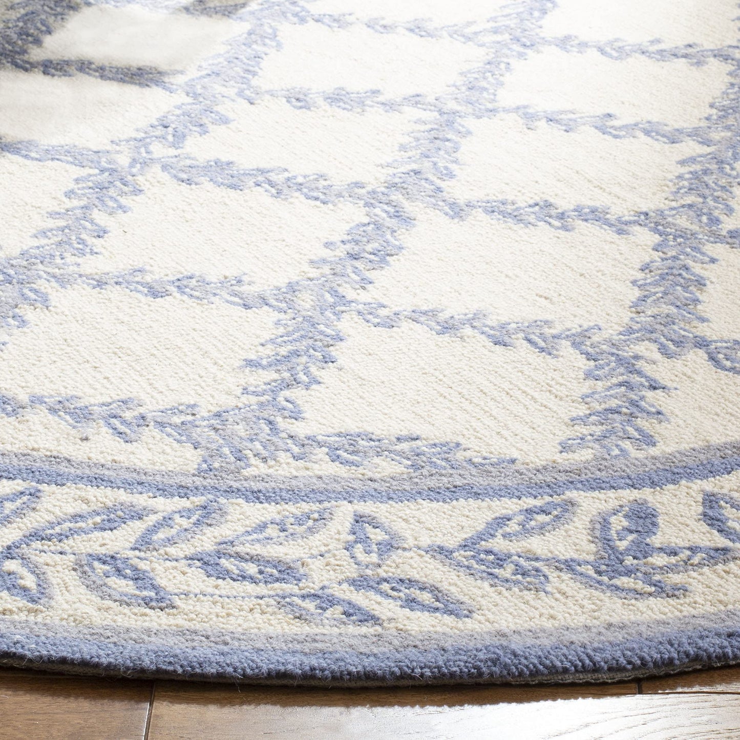 SAFAVIEH Chelsea Collection Area Rug - 4'6" x 6'6" Oval, Ivory & Light Blue, Hand-Hooked French Country Wool, Ideal for High Traffic Areas in Living Room, Bedroom (HK230A)