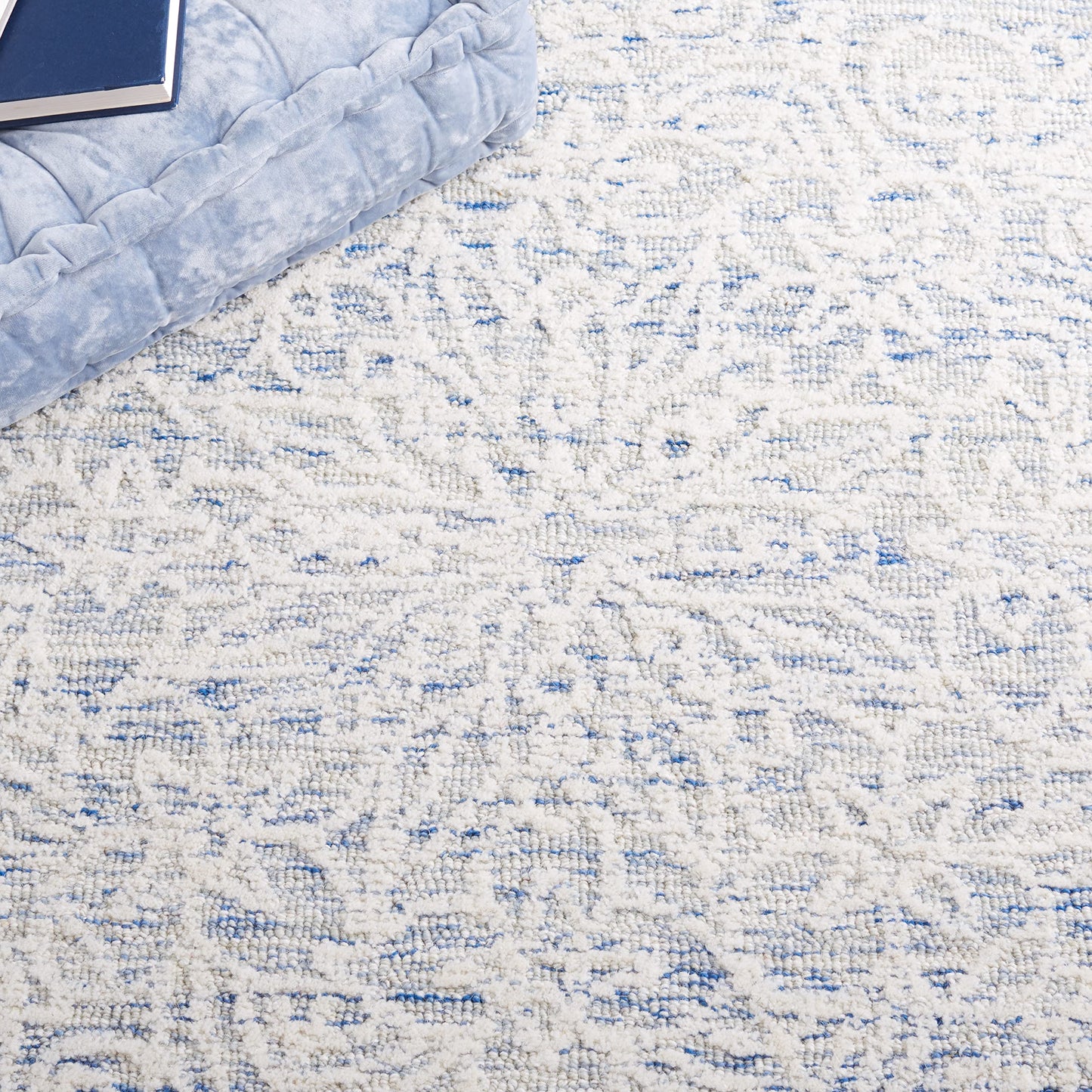 SAFAVIEH Metro Collection Accent Rug - 4' x 6', Blue & Ivory, Handmade Floral Wool, Ideal for High Traffic Areas in Entryway, Living Room, Bedroom (MET885M)