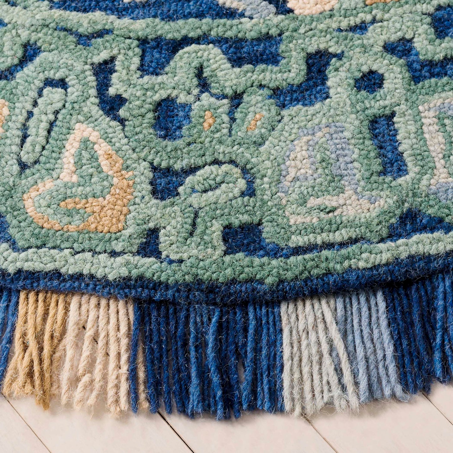 SAFAVIEH Blossom Collection Area Rug - 4' Round, Navy & Green, Handmade Boho Fringe Wool, Ideal for High Traffic Areas in Living Room, Bedroom (BLM422A)