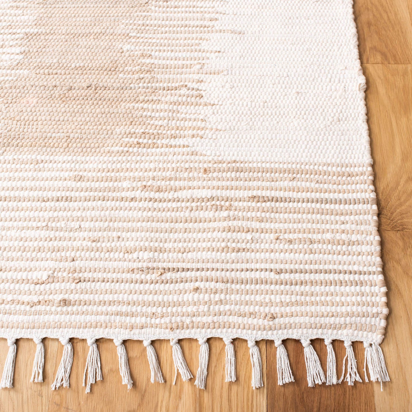 SAFAVIEH Montauk Collection Area Rug - 5' x 7', Beige, Handmade Fringe Cotton, Ideal for High Traffic Areas in Living Room, Bedroom (MTK752A)
