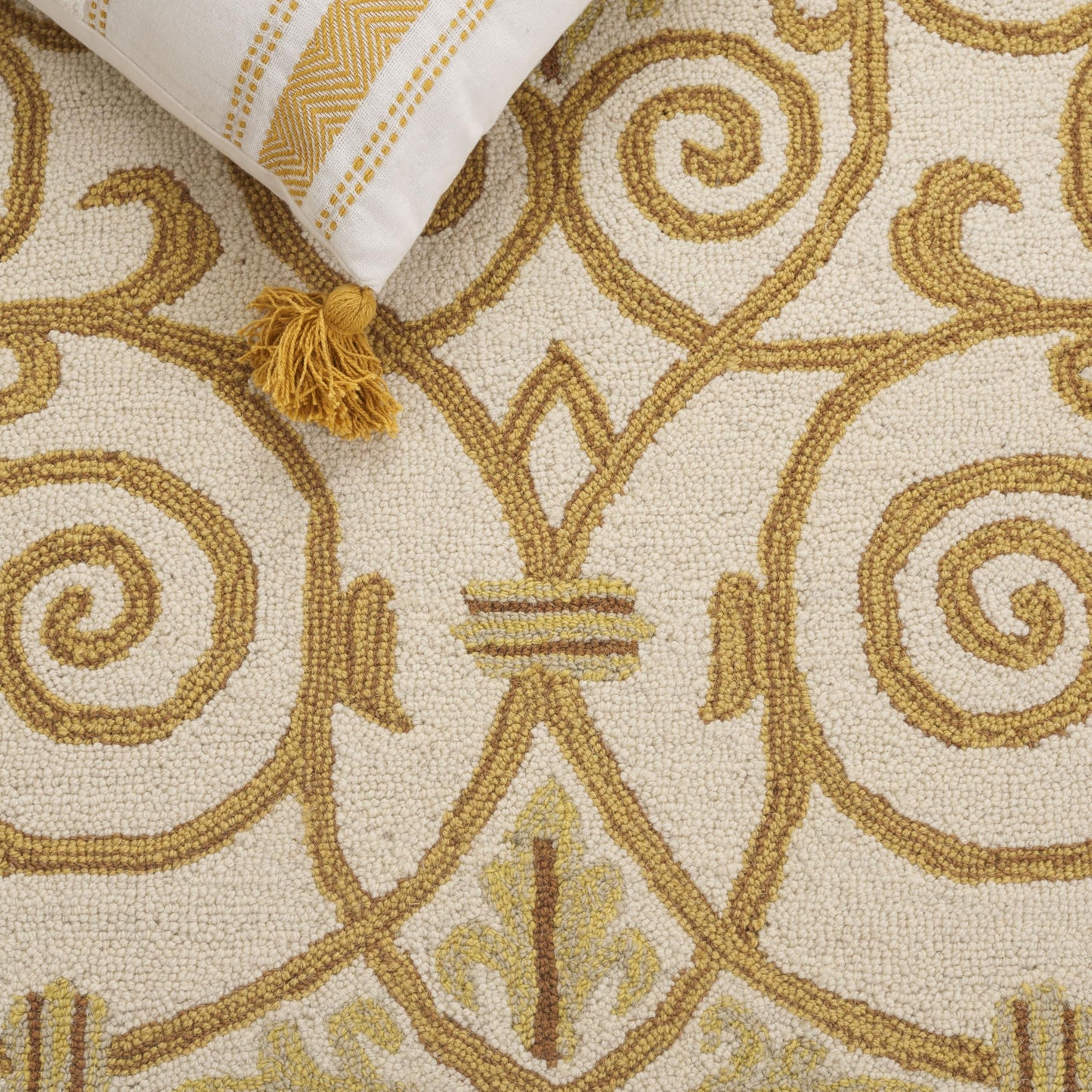 SAFAVIEH Chelsea Collection Runner Rug - 2'6" x 6', Ivory & Gold, Hand-Hooked French Country Wool, Ideal for High Traffic Areas in Living Room, Bedroom (HK11P)