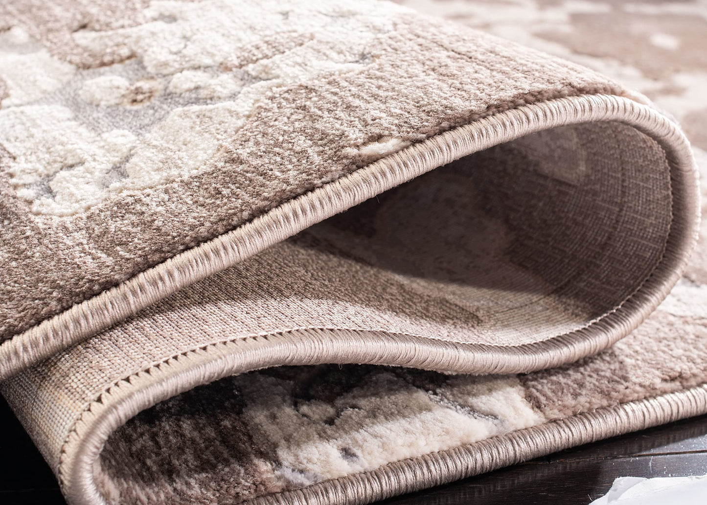 SAFAVIEH Vogue Collection Area Rug - 5'1" x 7'6", Taupe, Modern Abstract Design, Non-Shedding & Easy Care, Ideal for High Traffic Areas in Living Room, Bedroom (VGE308C)