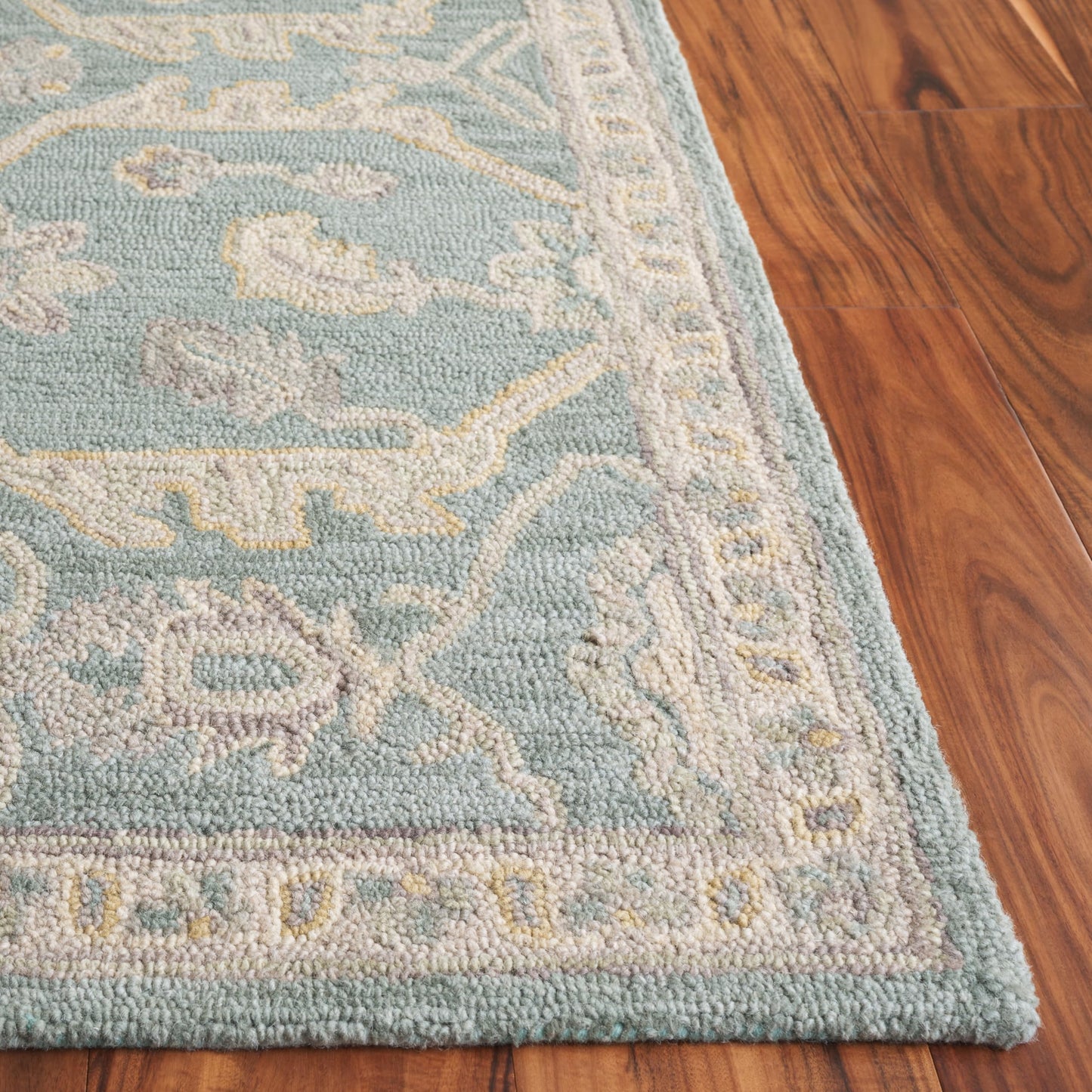 SAFAVIEH Area Rug 6x9 - Blossom Collection - Light Blue & Beige, Handmade Wool, Ideal for Living Room, Bedroom, Dining Space (BLM701L)