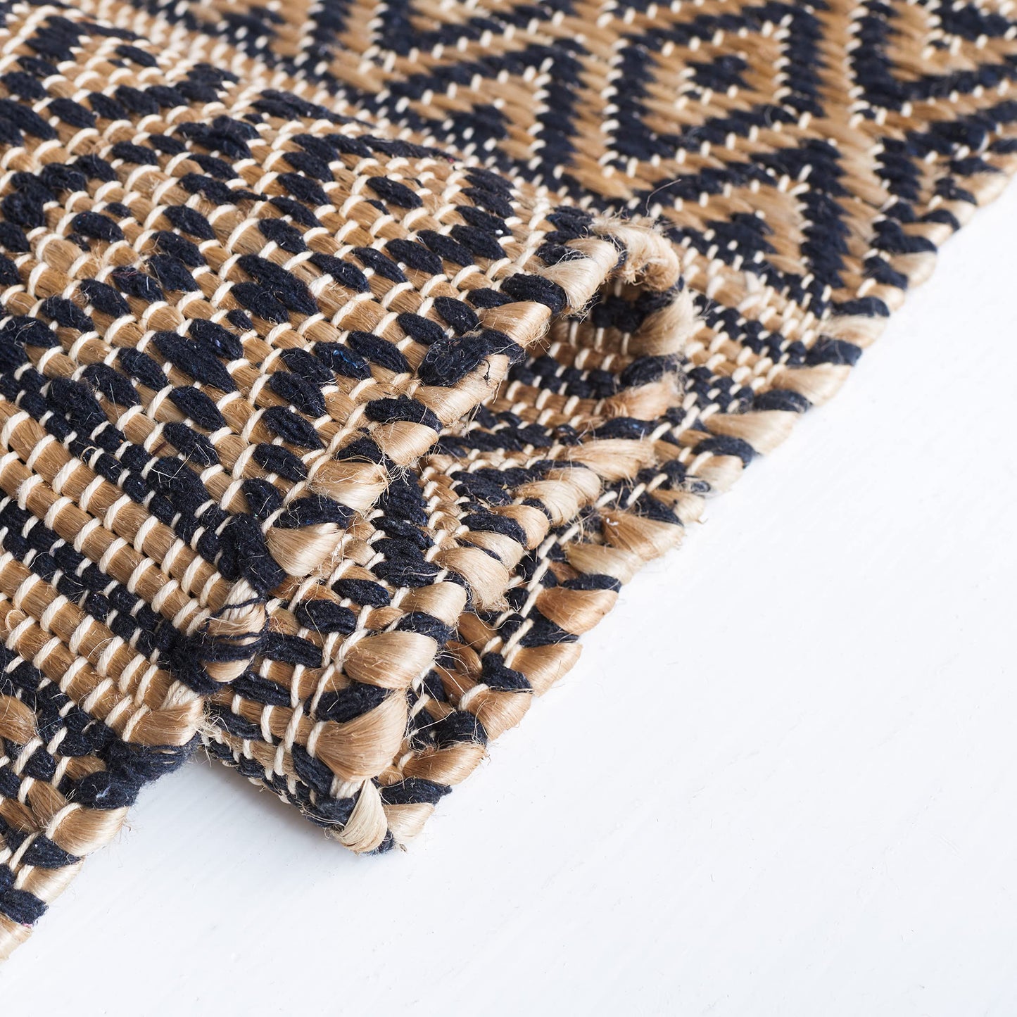 SAFAVIEH Natural Fiber Collection Area Rug - 5' x 8', Black & Natural, Flat Weave Farmhouse Geometric Jute Design, Ideal for High Traffic Areas in Living Room, Bedroom (NF379Z)