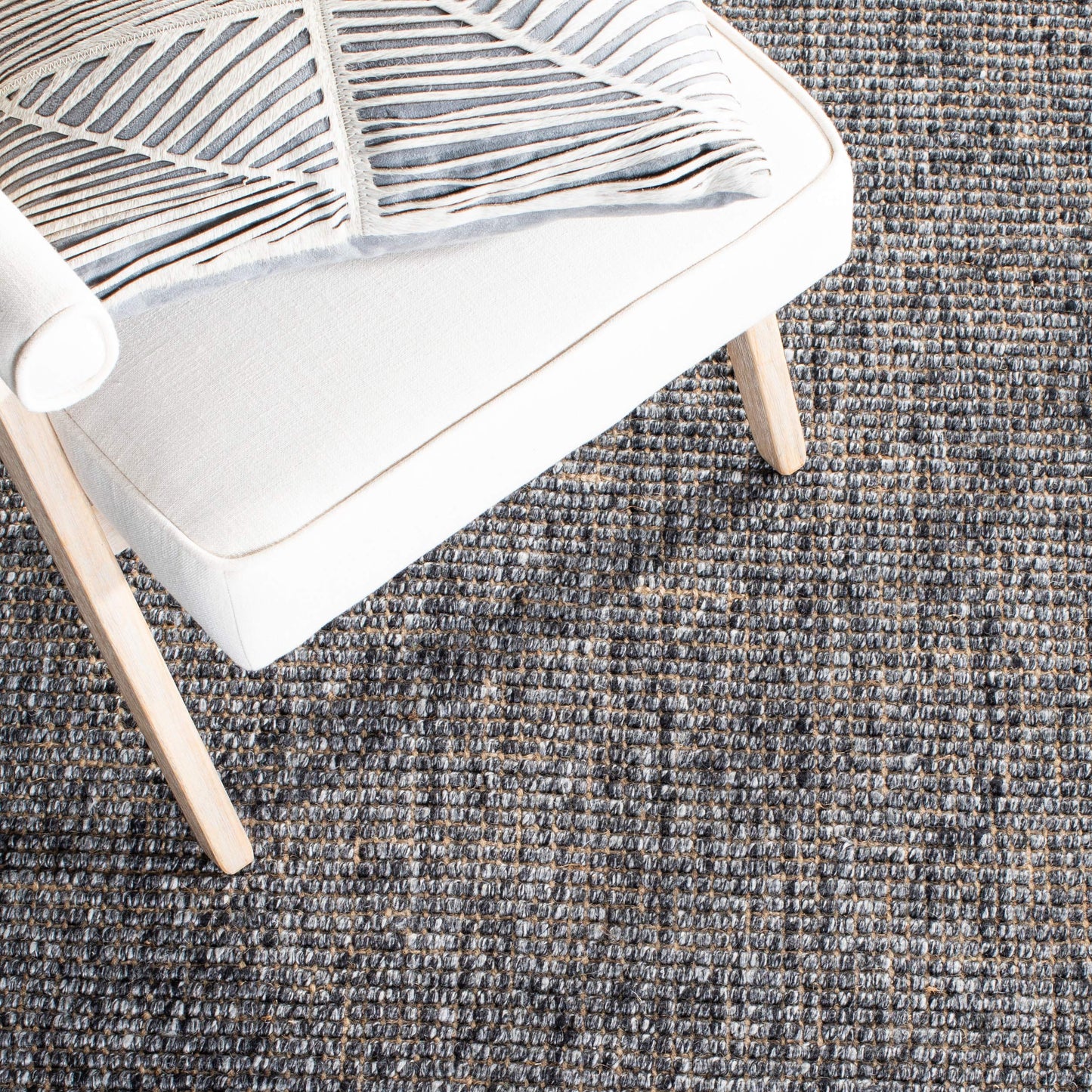 SAFAVIEH Area Rug 8x10 - Natural Fiber Collection - Large - Charcoal & Natural, Handmade Woven Jute, Fringe Detail, Ideal for Living Room, Bedroom, Dining Space (NF826H)