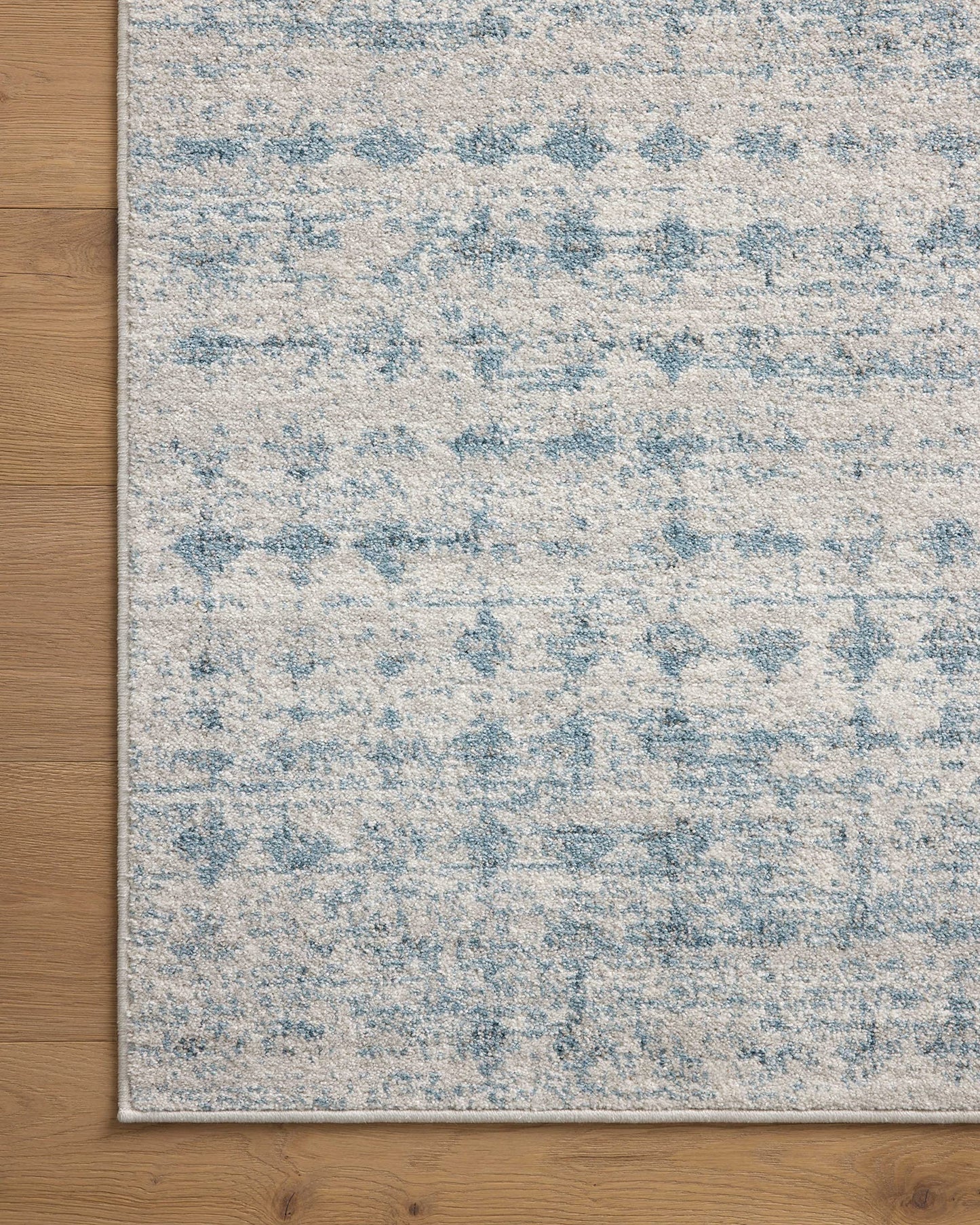 Loloi Kamala Collection KAM-04 Sky/Dove 6'-7" x 9'-6" Area Rug