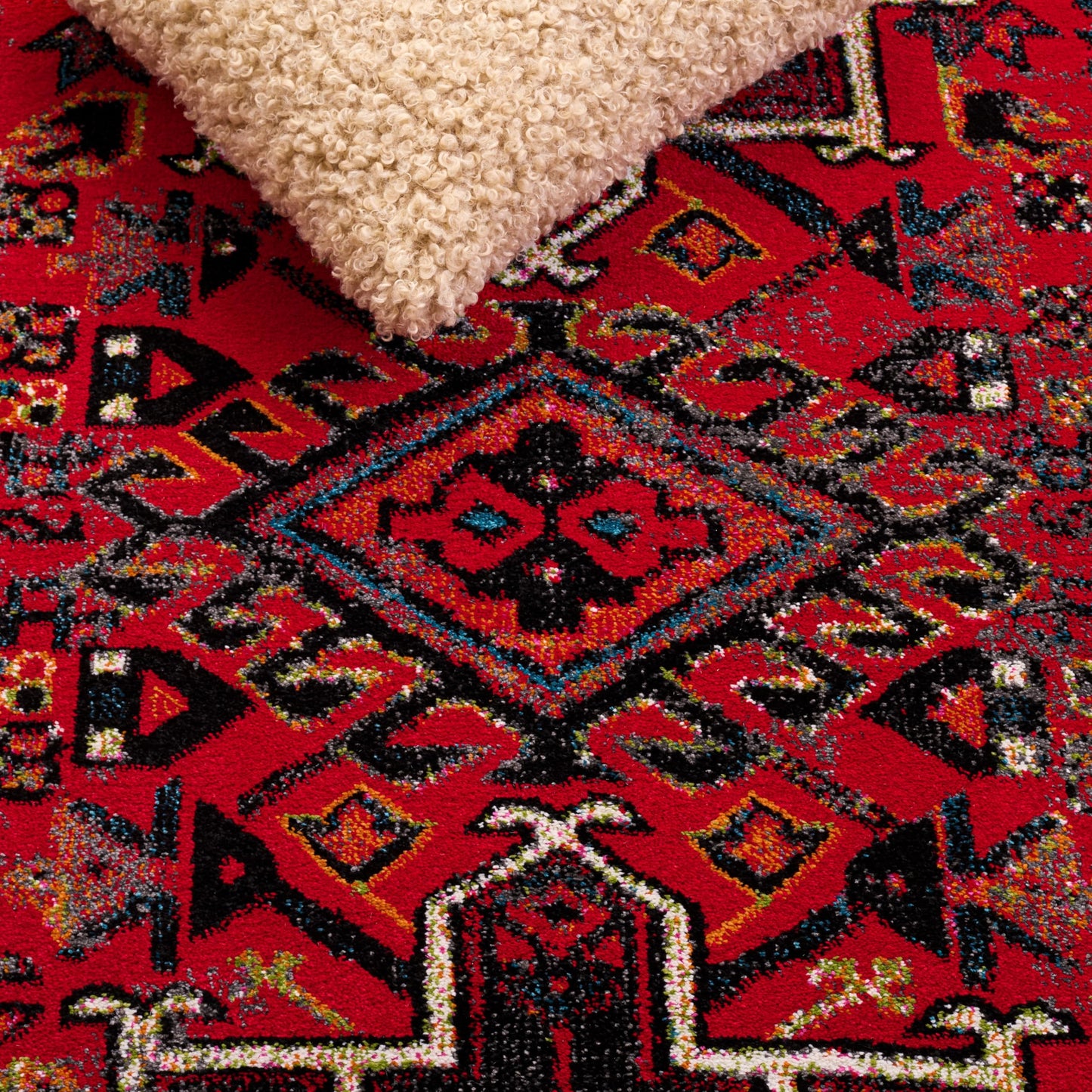 SAFAVIEH Vintage Hamadan Collection Area Rug - 5'3" x 7'6", Red & Multi, Traditional Persian Design, Non-Shedding & Easy to Clean, Ideal for Living Room, Bedroom, Dining Space (VTH211A)