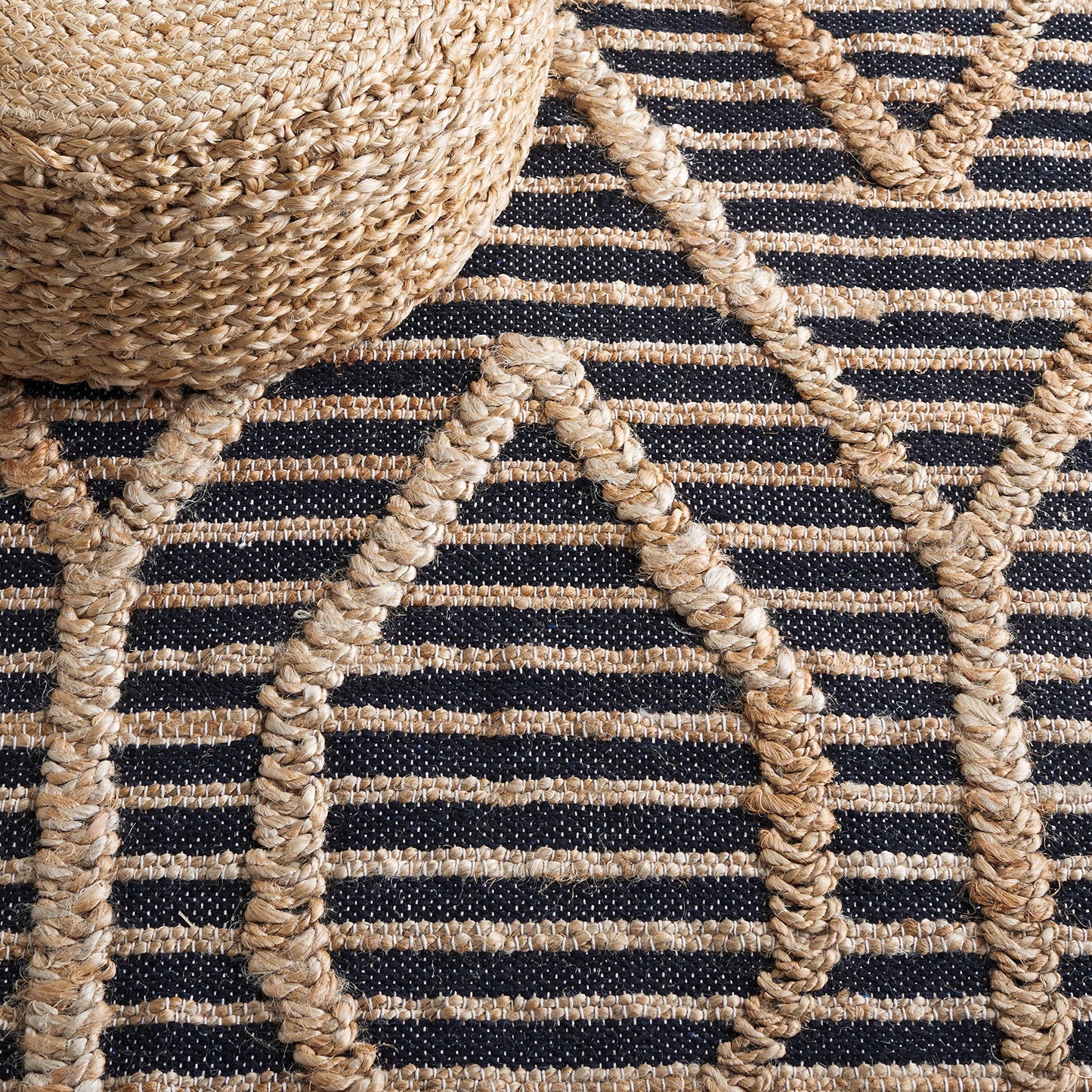 SAFAVIEH Natural Fiber Collection Area Rug - 6' Square, Black & Natural, Flat Weave Farmhouse Geometric Jute Design, Ideal for High Traffic Areas in Living Room, Bedroom (NF378Z)