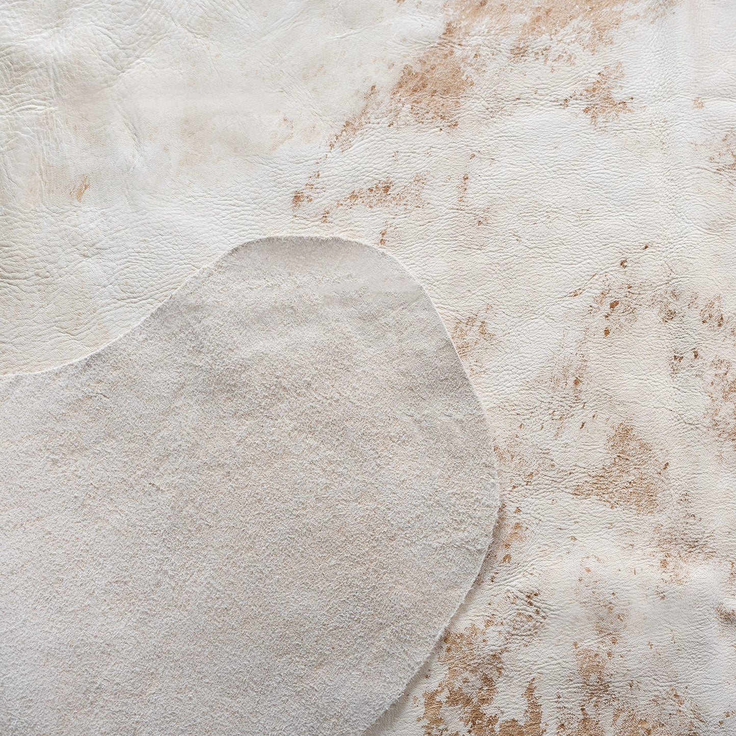 SAFAVIEH Cow Hide Collection Area Rug - 5'6" x 6'6", Tan, Handmade Rustic Genuine Cowhide, Ideal for High Traffic Areas in Living Room, Bedroom (COH212D)